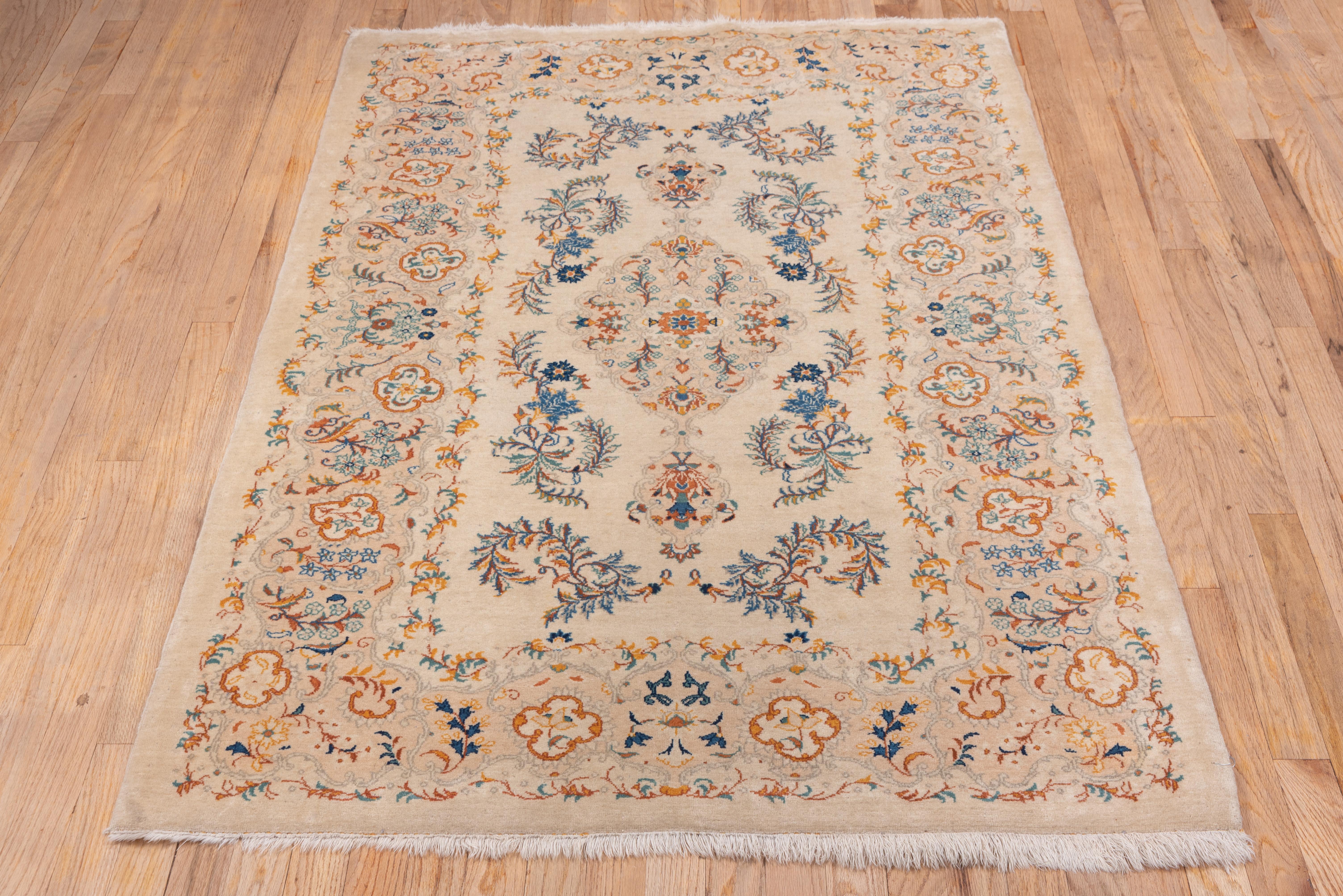 Tapis de Kashan turc ivoire du milieu du 20e siècle, touches d'or et de bleu, poils moyens Bon état - En vente à New York, NY
