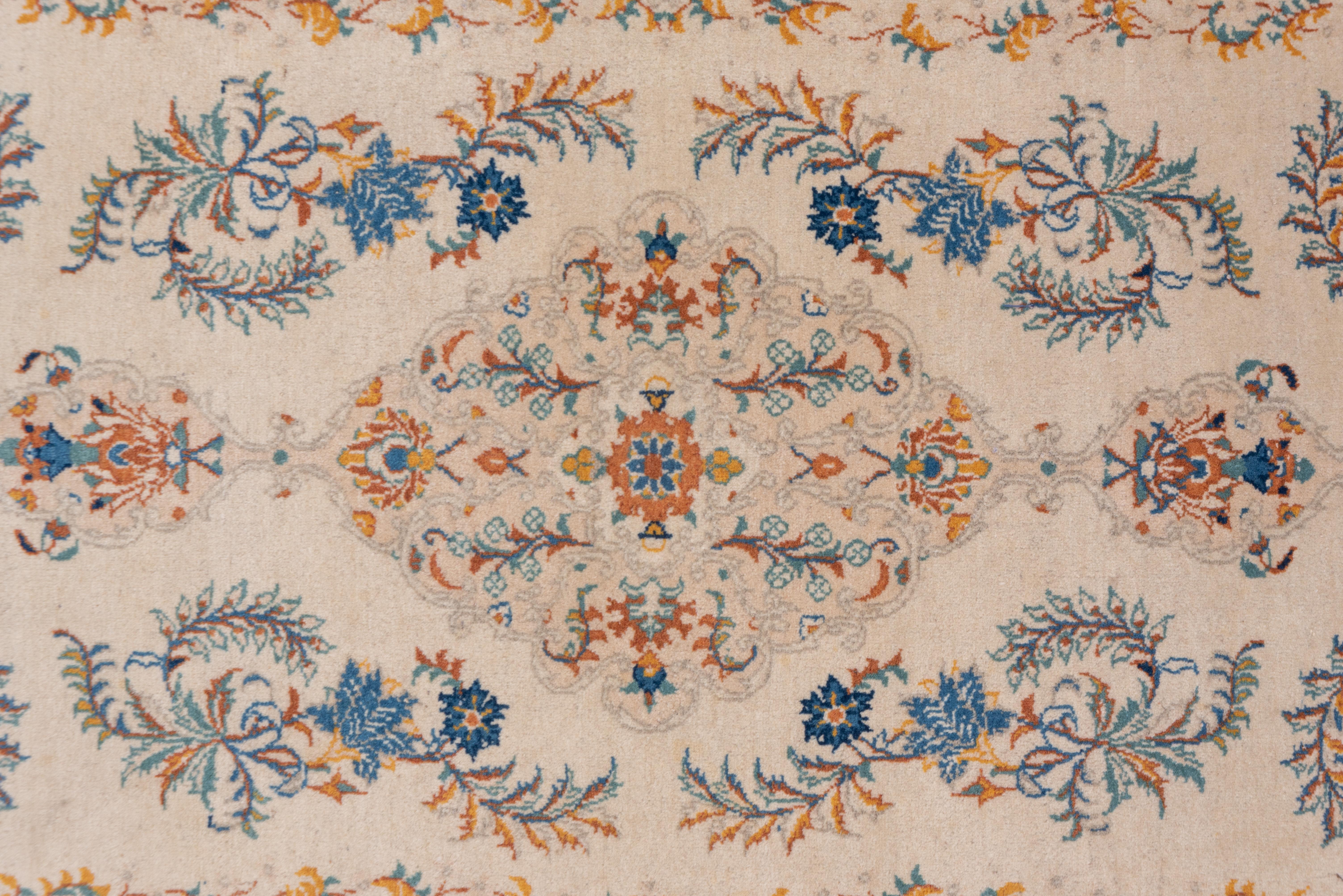 20ième siècle Tapis de Kashan turc ivoire du milieu du 20e siècle, touches d'or et de bleu, poils moyens en vente