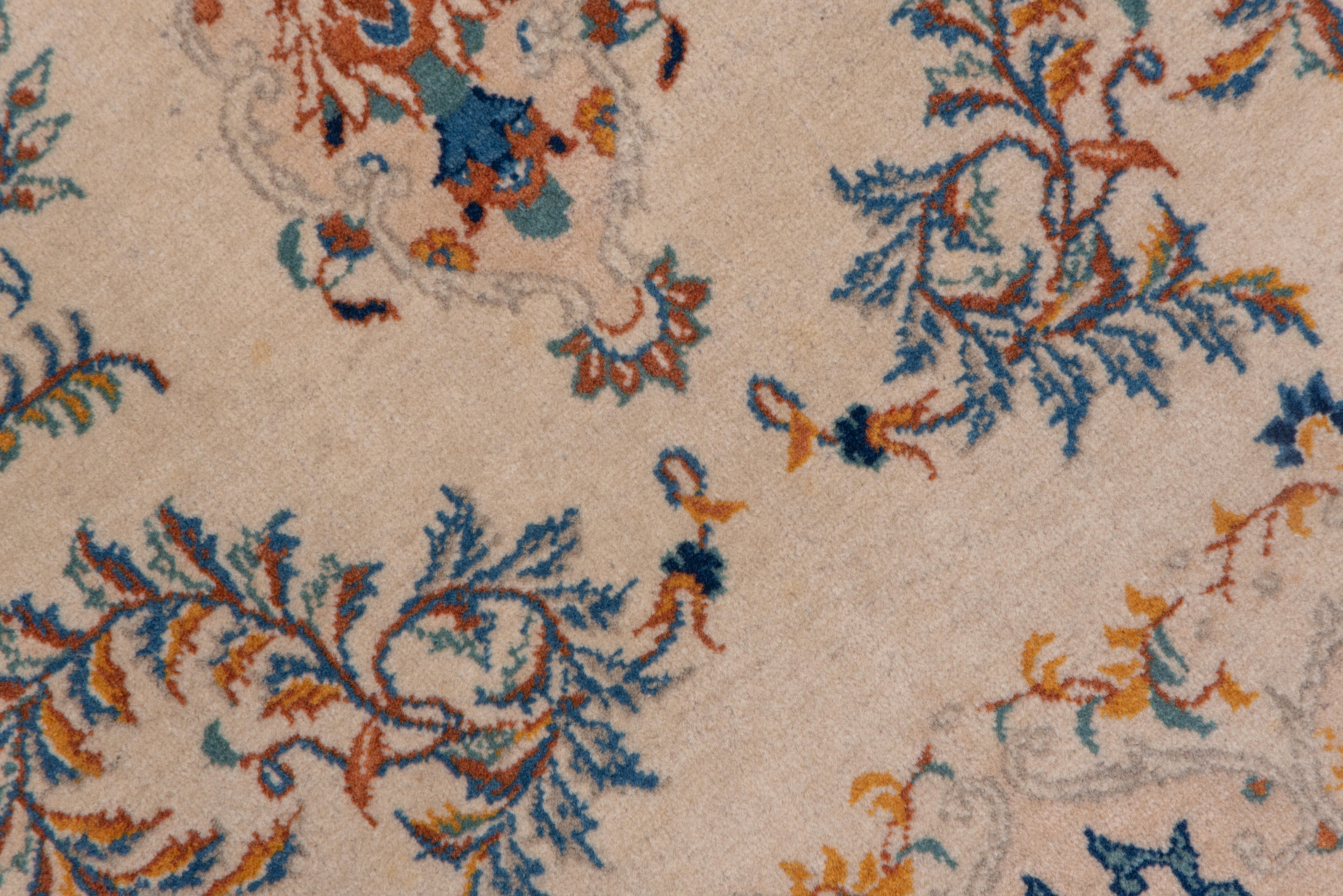 Laine Tapis de Kashan turc ivoire du milieu du 20e siècle, touches d'or et de bleu, poils moyens en vente