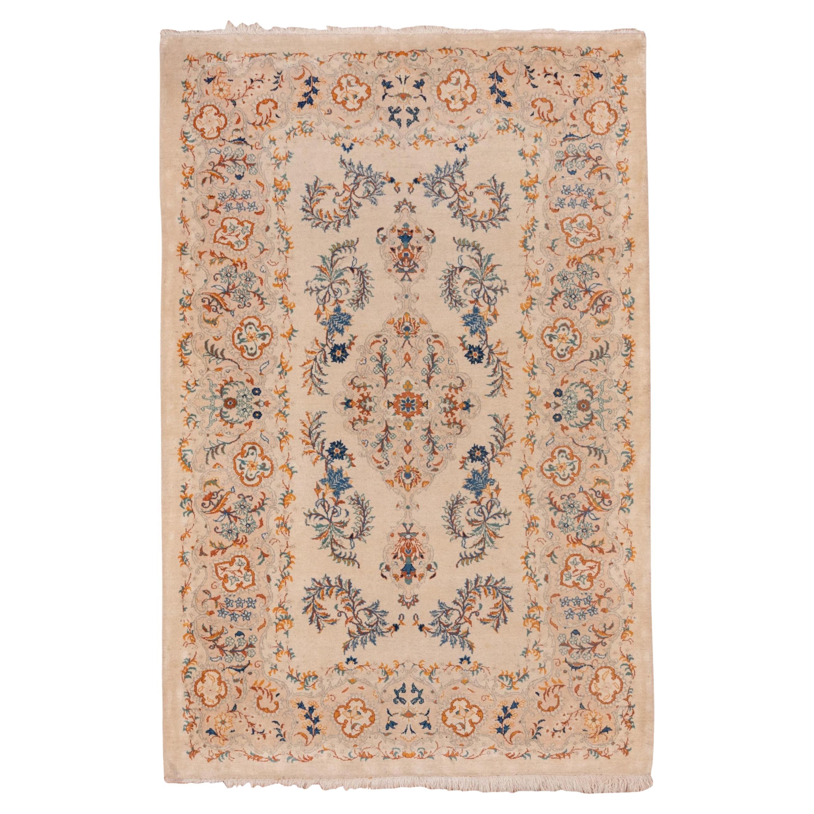 Tapis de Kashan turc ivoire du milieu du 20e siècle, touches d'or et de bleu, poils moyens en vente