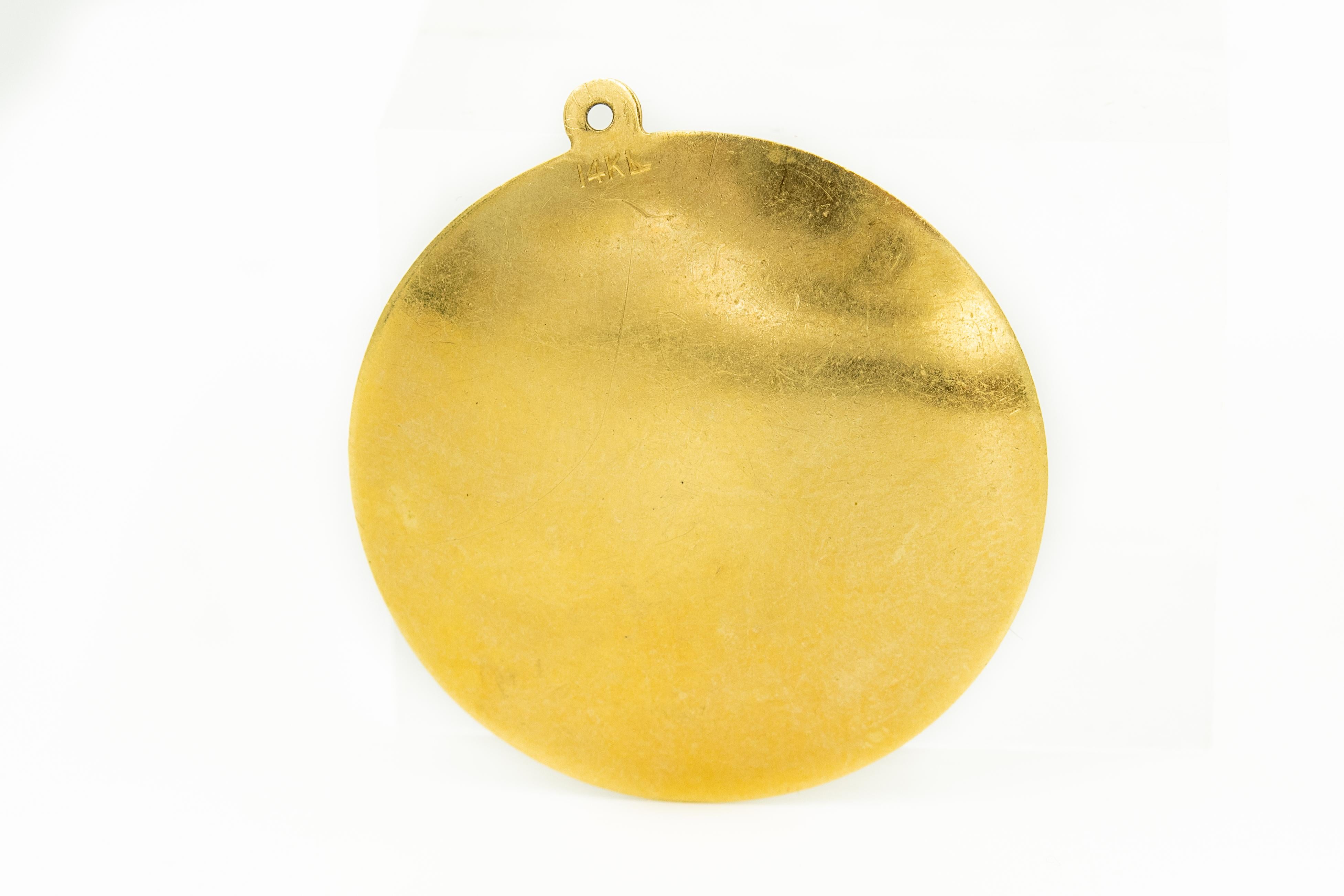 1950er Jahre Charme mit einem liebenswerten pummeligen Buddha in der Mitte eines 14k Gelbgold Scheibe Charme gesetzt.  Der Bereich unter dem Buddha hat eine glänzende Oberfläche:: der äußere Rand hat eine florentinische Oberfläche.  Oben drauf steht