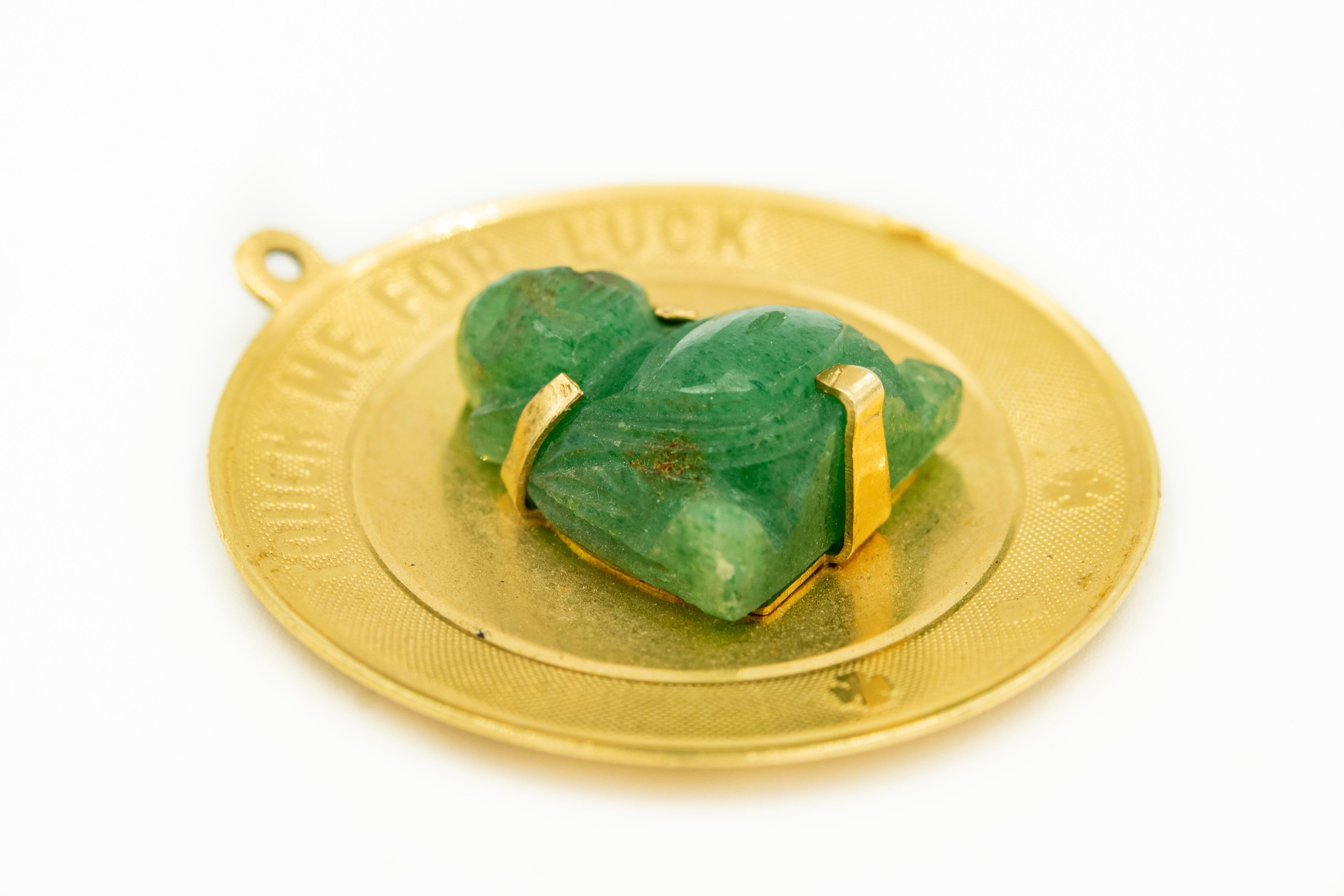 Mitte des 20. Jahrhunderts Jade Buddha Touch Me For Luck Gelbgold Disc Charm Anhänger (Ungeschliffen)