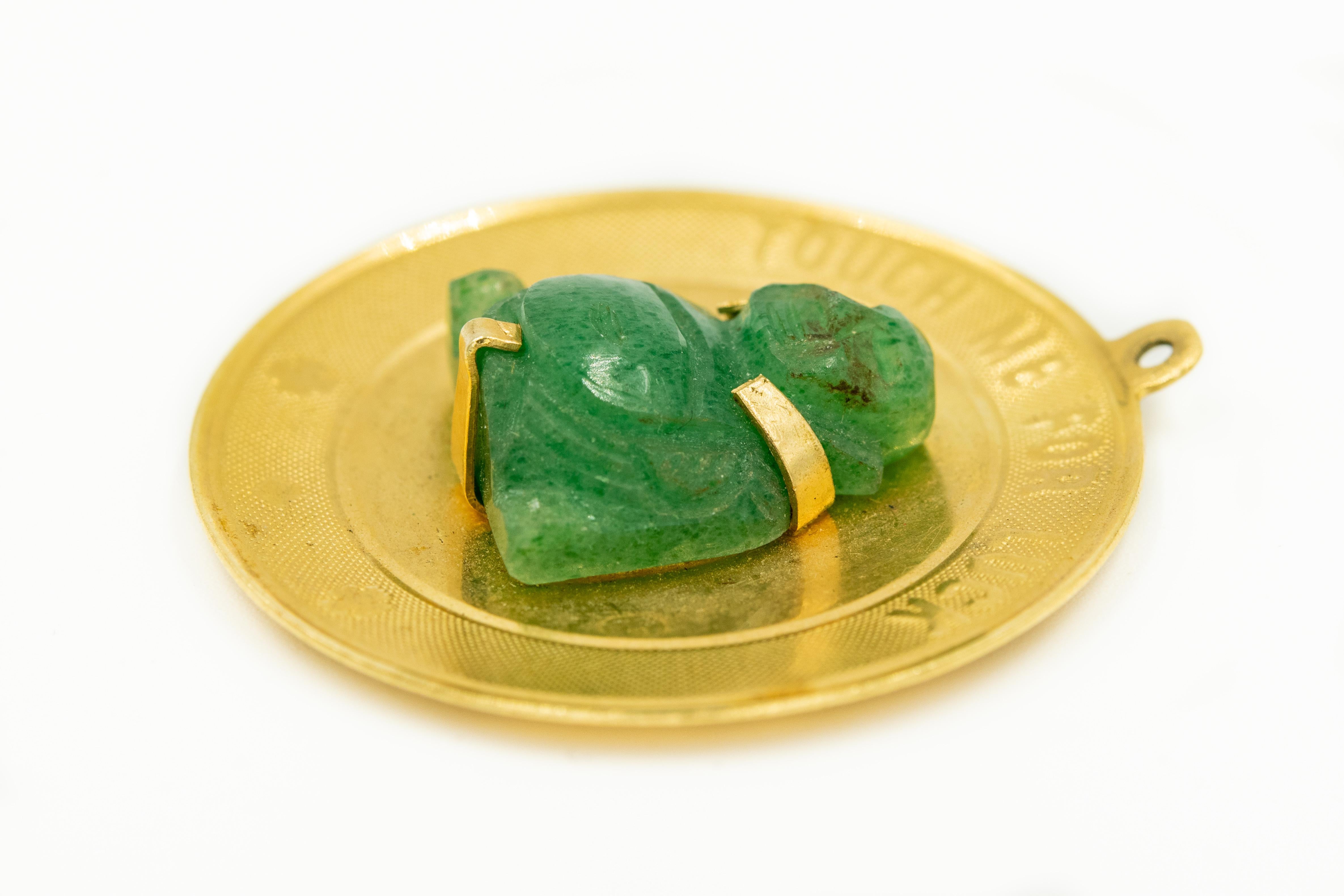 Mitte des 20. Jahrhunderts Jade Buddha Touch Me For Luck Gelbgold Disc Charm Anhänger im Zustand „Gut“ in Miami Beach, FL