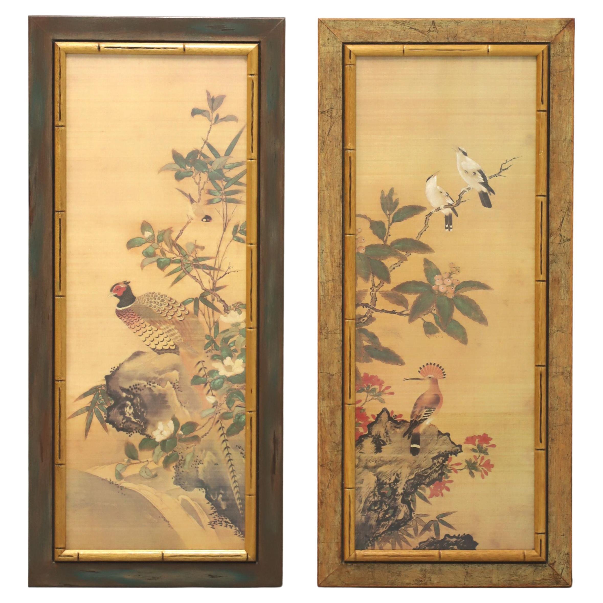 Paire de tableaux d'oiseaux encadrés en faux bambou japonais du milieu du 20e siècle