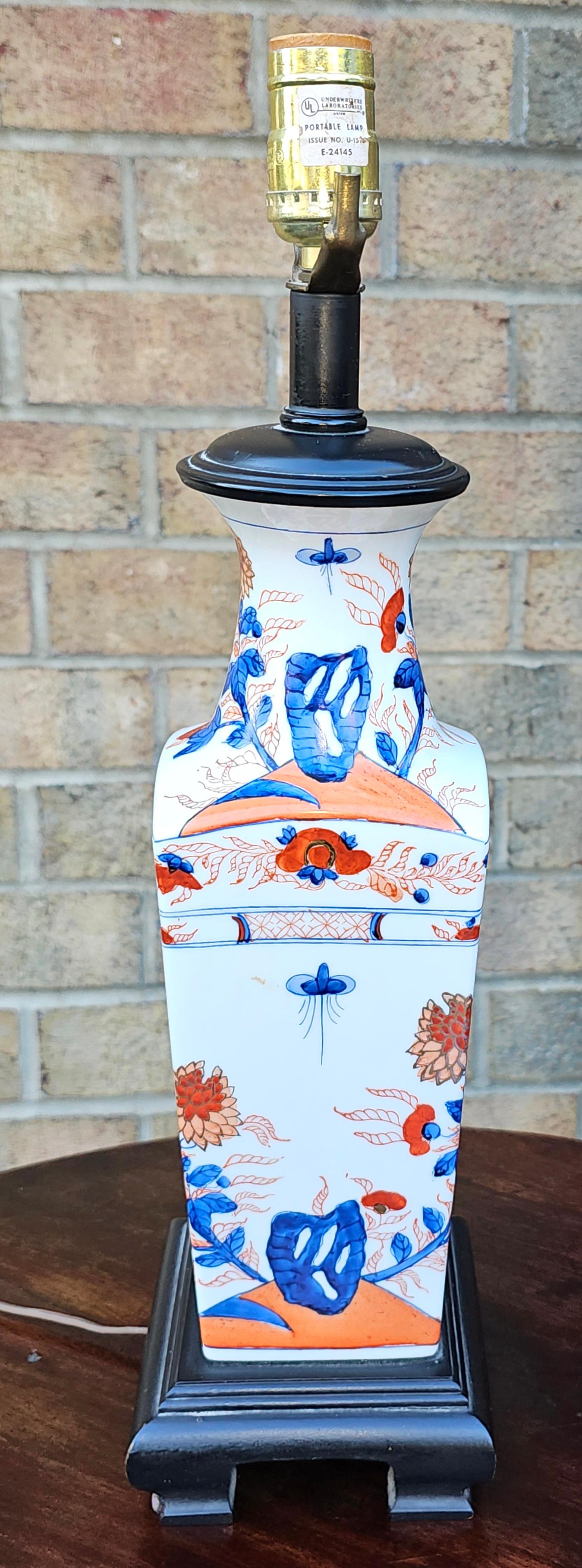 Mid 20th Century Japanese Imari  Porcelain Style Table Lamp.
Measures 5.25
