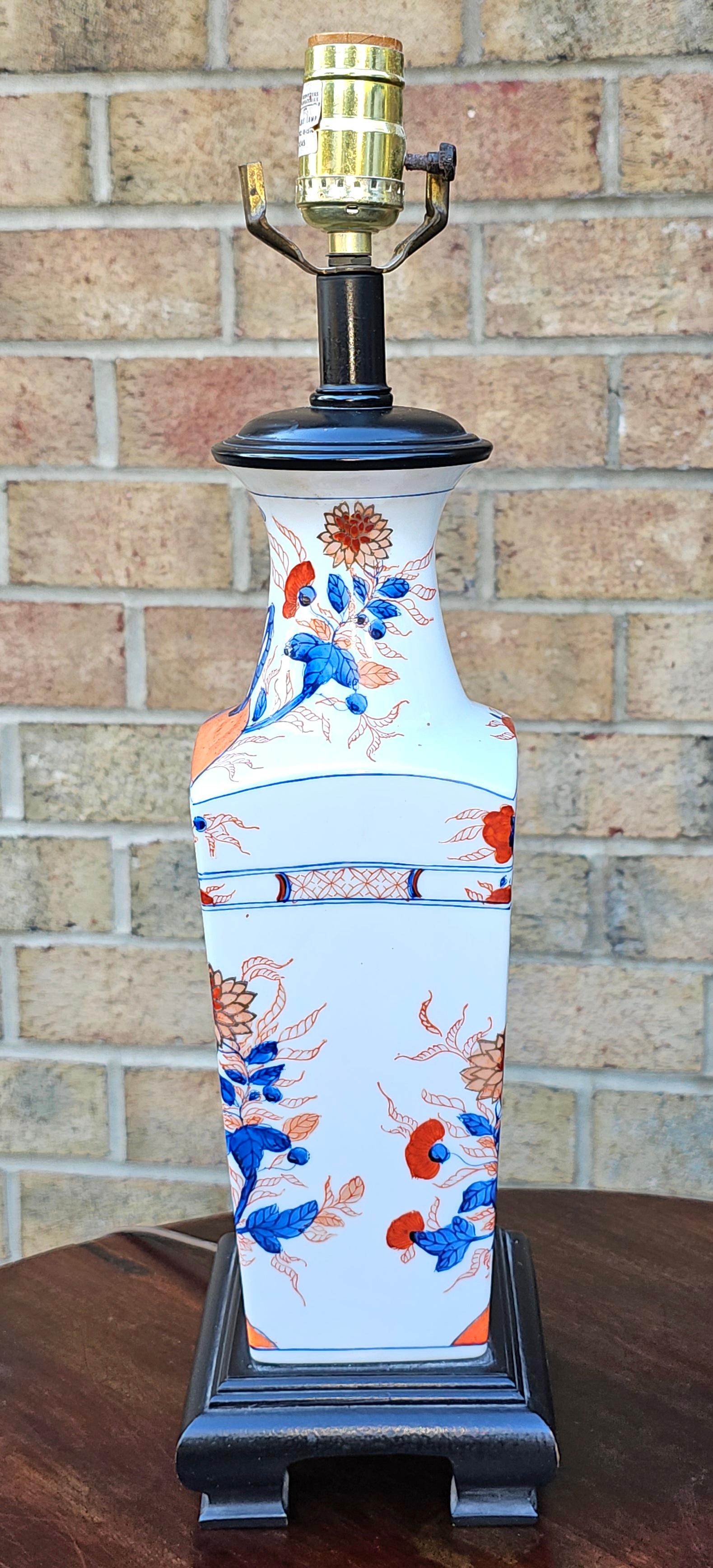 Painted Mid 20th Century Japanese Imari  Porcelain Style Table Lamp For Sale