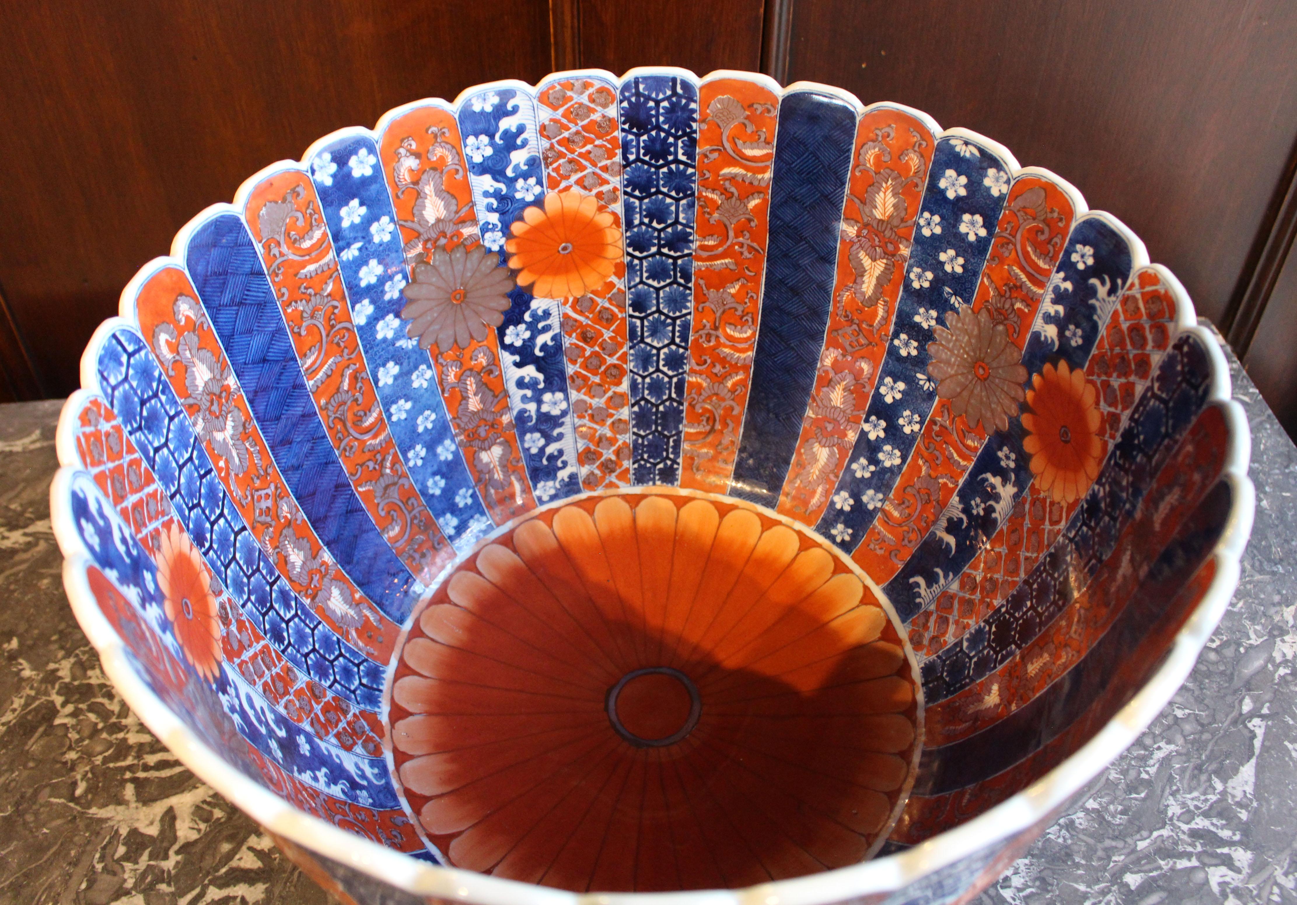 Mid-20th Century Japanese Imari Punch Bowl In Good Condition In Chapel Hill, NC