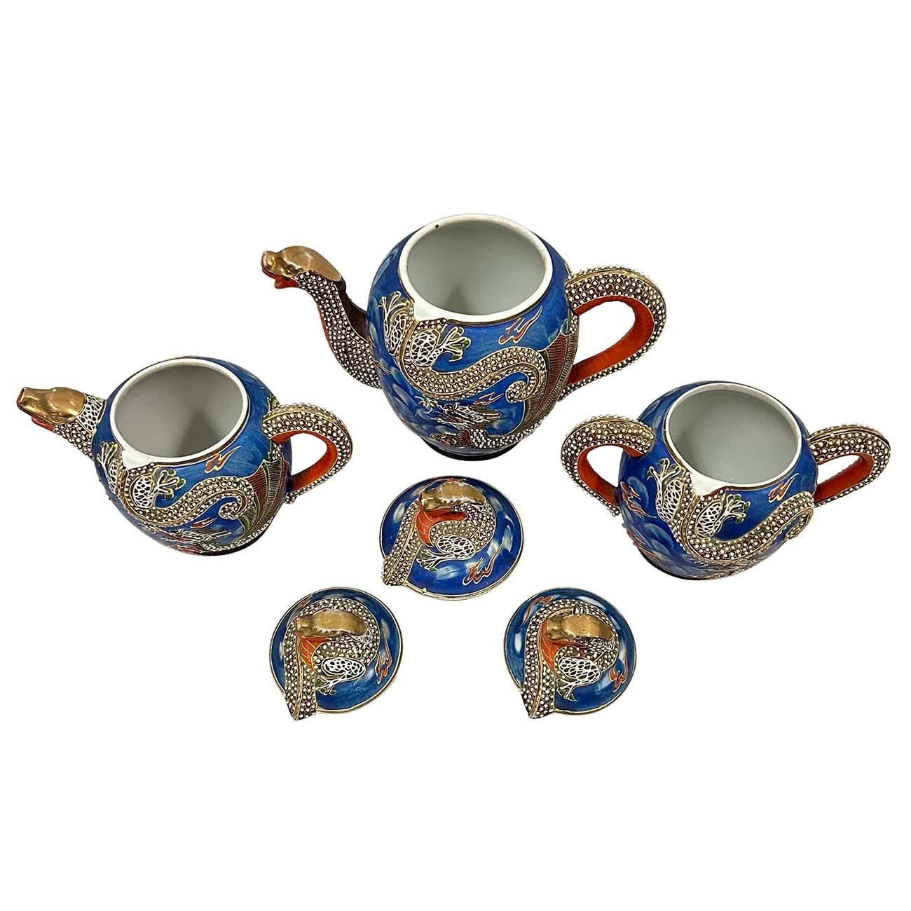 Set di teiere giapponesi Kutani Blue Moriage Dragonware della metà del XX secolo in vendita 3