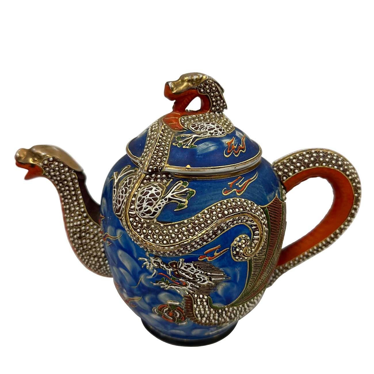 Bellissimo set di teiere giapponesi blu Moriage d'epoca. Dipinto a mano e riccamente decorato con un fitto motivo di draghi e dorature Composto da. In bella forma vintage con solo una piccola riga sul fondo (vedi l'ultima foto), a parte questo sono
