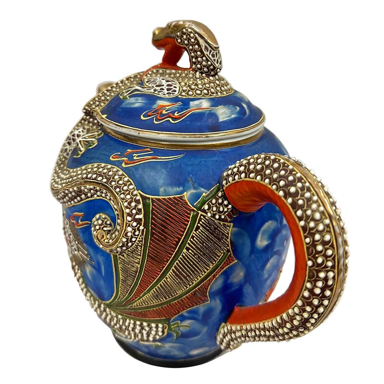 Anglo-giapponese Set di teiere giapponesi Kutani Blue Moriage Dragonware della metà del XX secolo in vendita