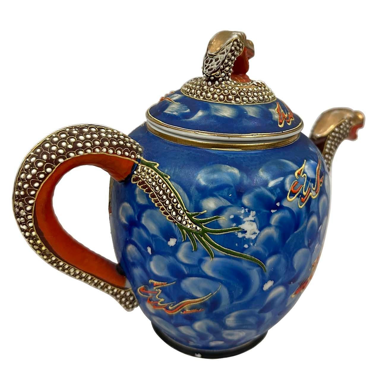 Giapponese Set di teiere giapponesi Kutani Blue Moriage Dragonware della metà del XX secolo in vendita