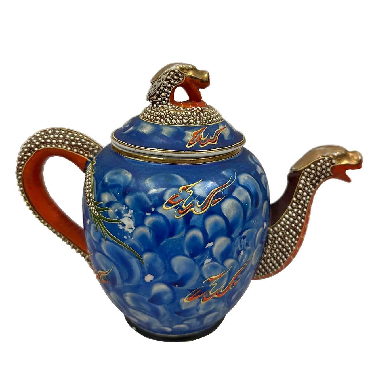 Fatto a mano Set di teiere giapponesi Kutani Blue Moriage Dragonware della metà del XX secolo in vendita