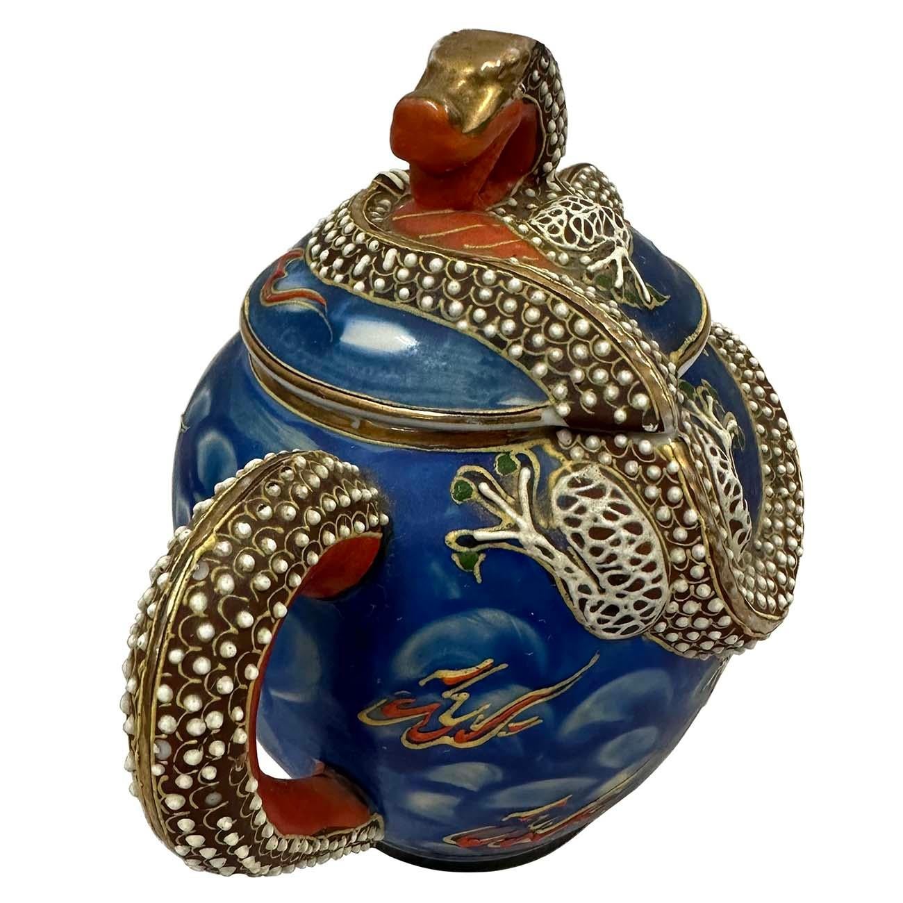 Set di teiere giapponesi Kutani Blue Moriage Dragonware della metà del XX secolo in vendita 1
