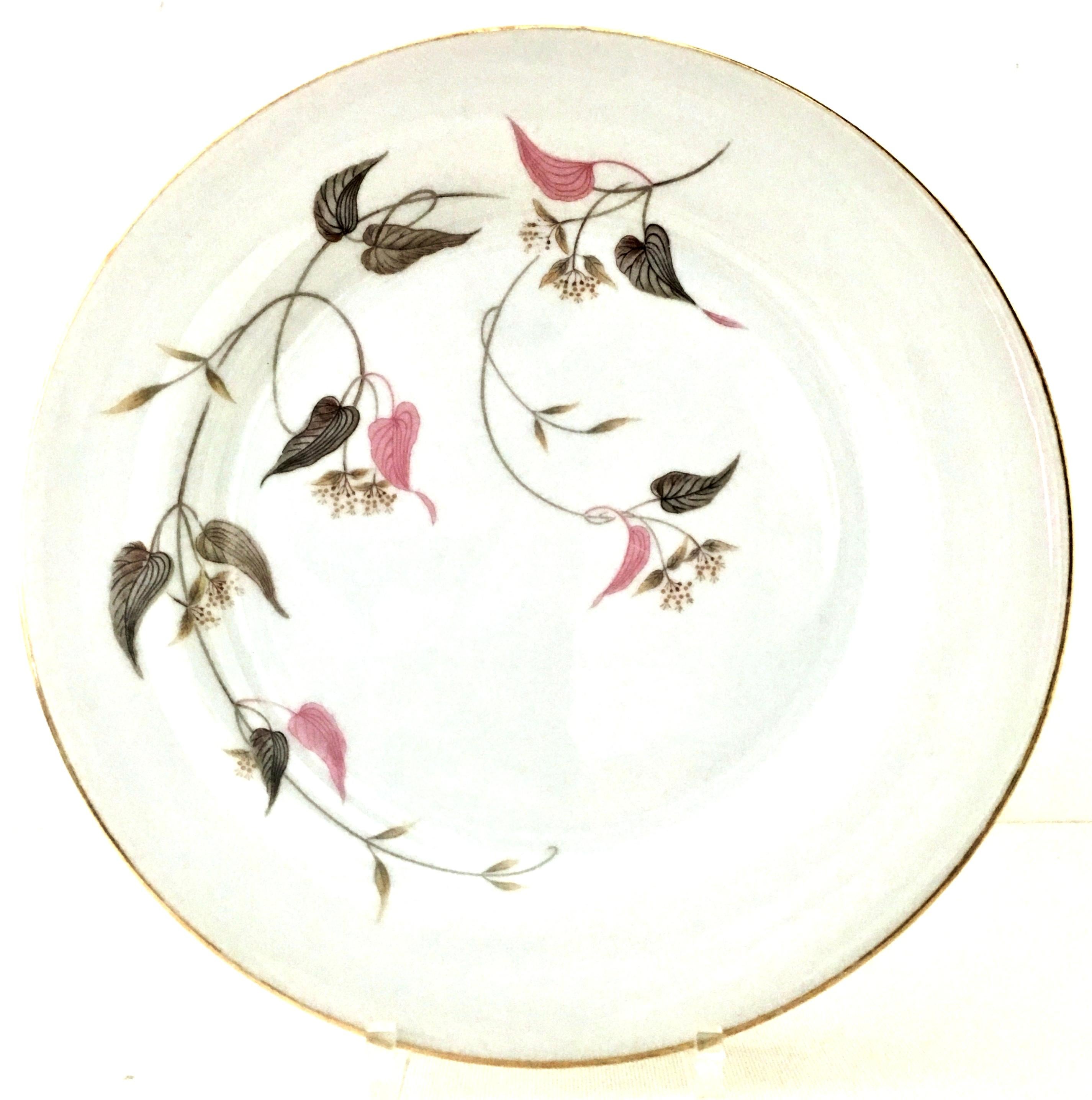 Japanese Mid-20th Century Porcelain & 22-Karat Gold Dinnerware Set of 30 by, Noritake