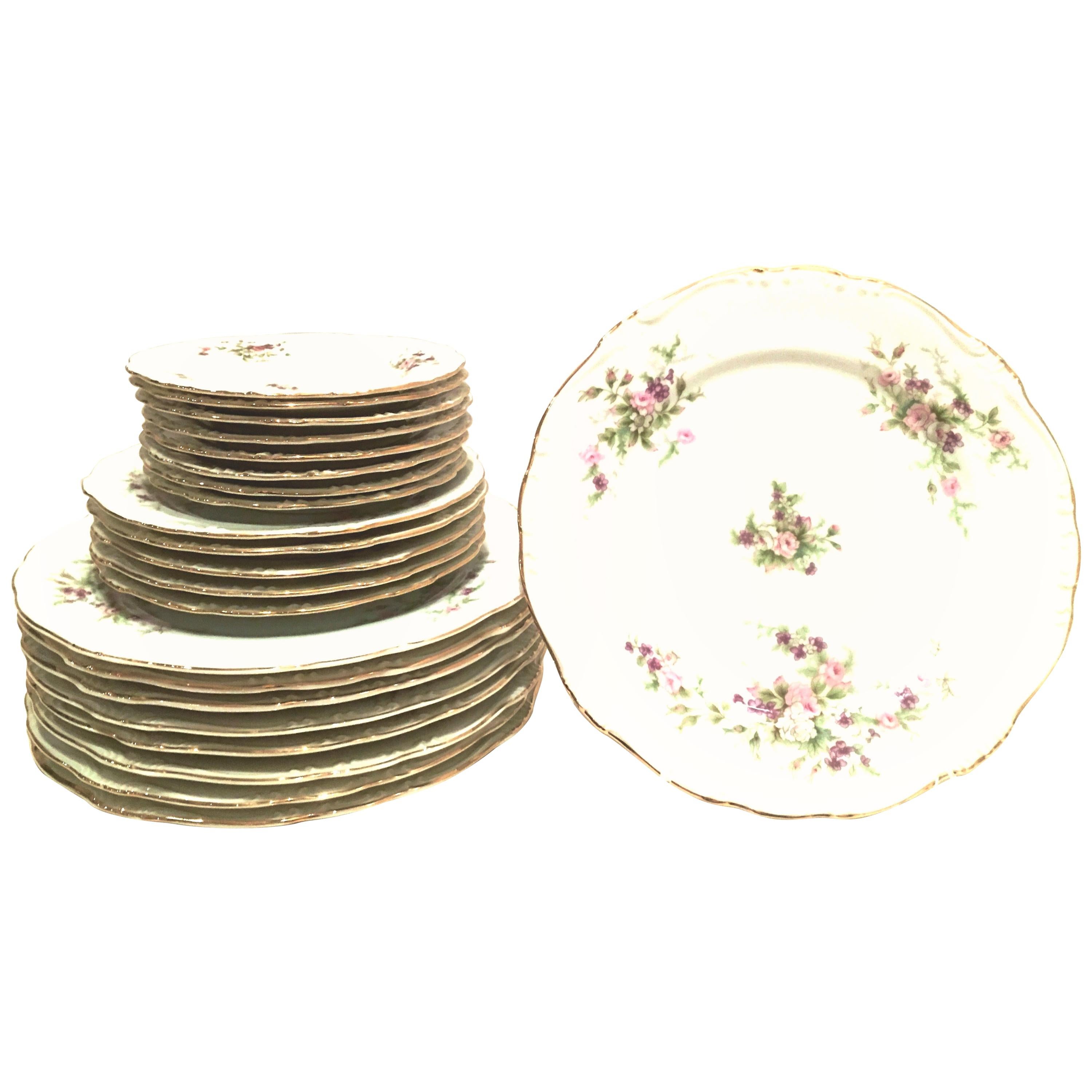 Mid-20th Century Japanese Porcelain and 22-Karat Gold Dinnerware S/22 by, Japan For Sale