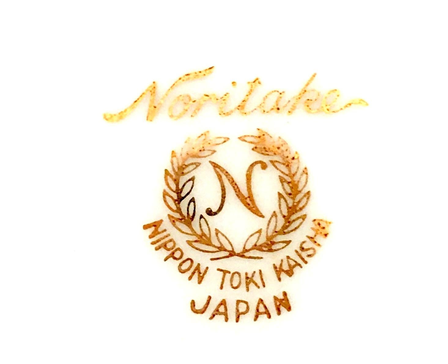 Mid-20th Century Japanese Porcelain Dinnerware Set of 23 Pieces By Noritake 13