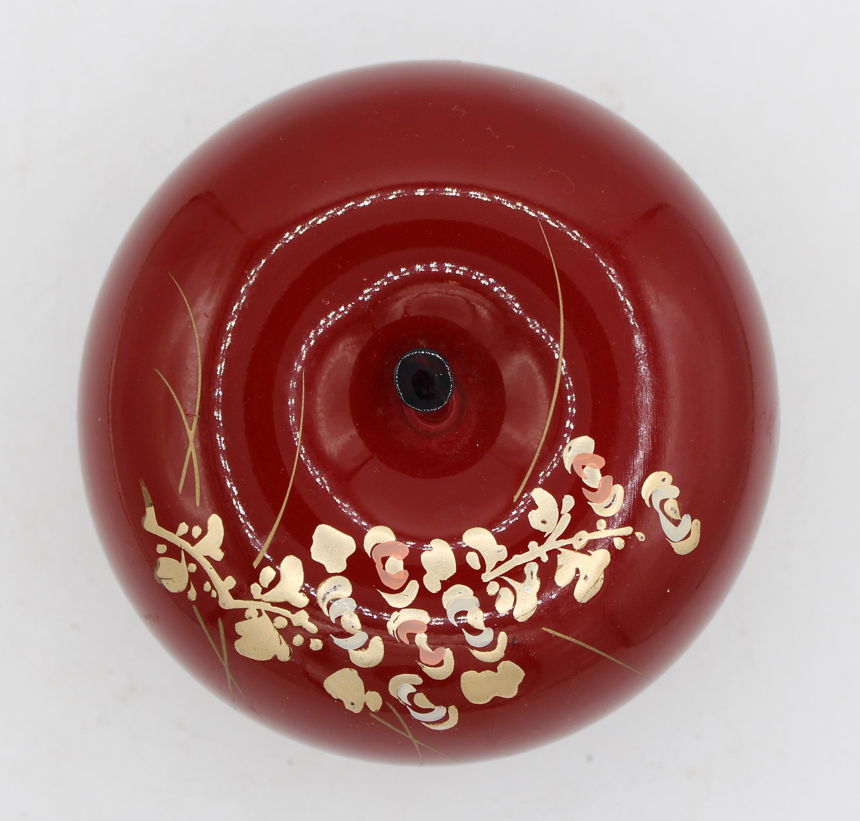 Mid-20th Century Japanese Yamanaka Lacquerware Sweets Box In Good Condition For Sale In Chapel Hill, NC