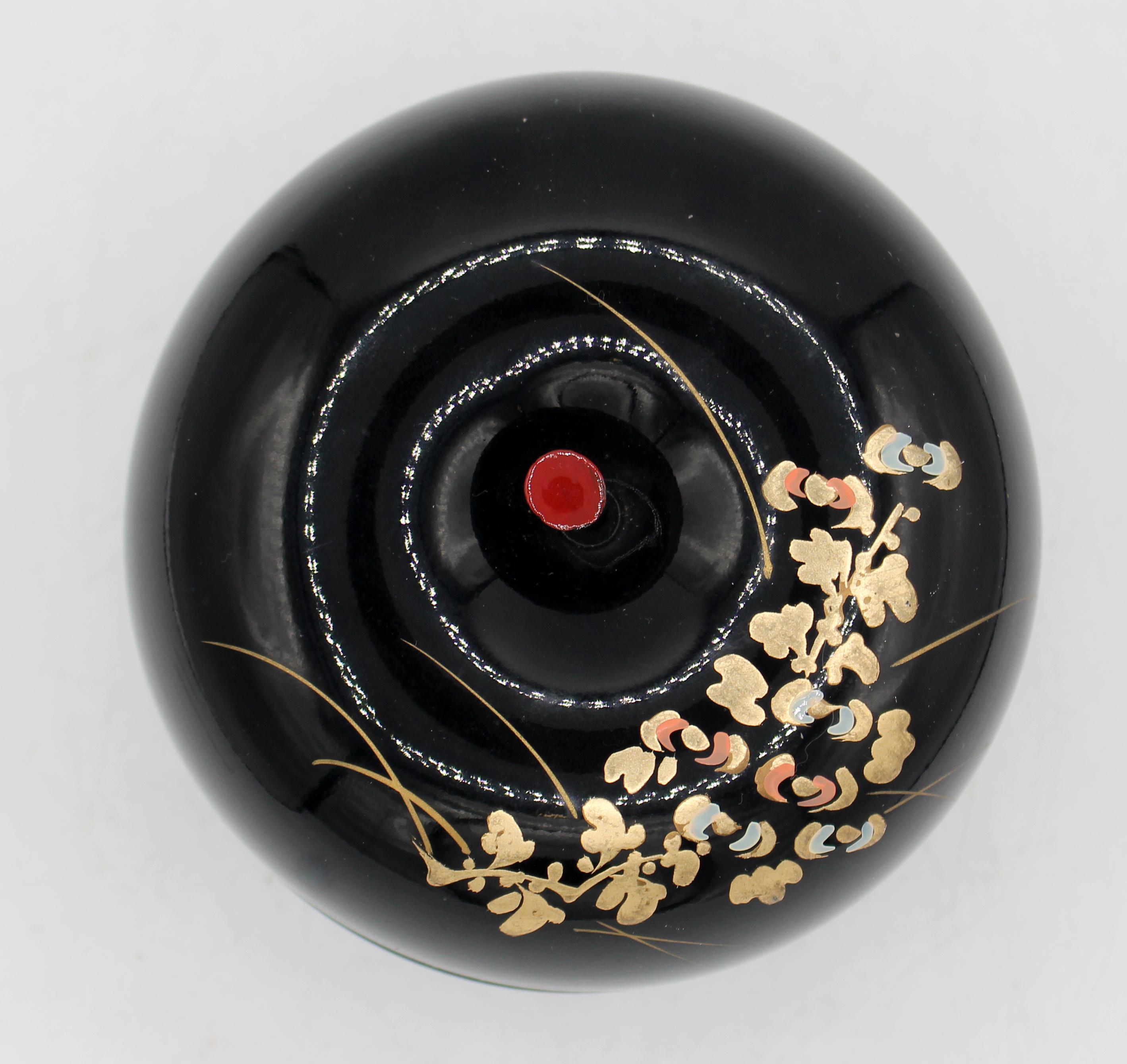 Mid-20th Century Japanese Yamanaka Lacquerware Sweets Box In Good Condition For Sale In Chapel Hill, NC