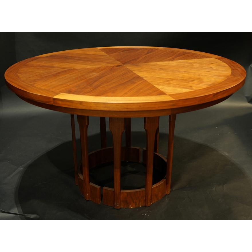 Table de salle à manger en noyer du milieu du XXe siècle - Conçue par John Keal pour Brown Saltman (fabricant), elle présente un plateau circulaire avec deux feuilles de 18 pouces, sur des pieds fuselés reliés par un châssis circulaire. Dimensions