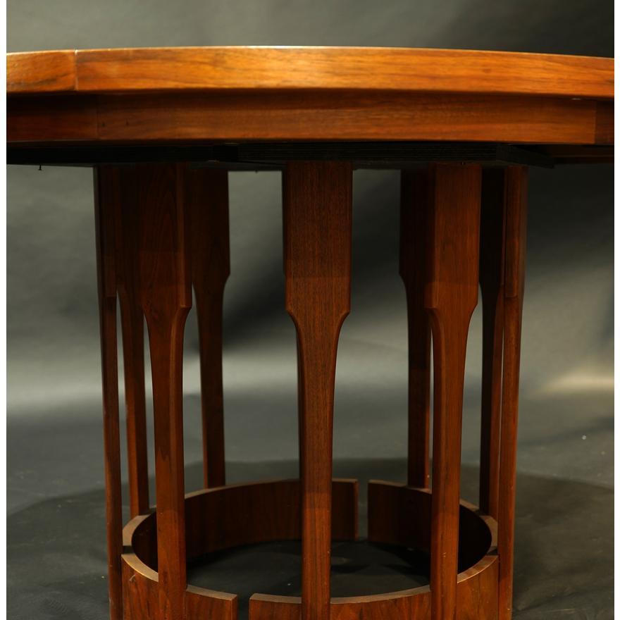 Runder Esstisch mit zwei Blättern, John Keal für Brown Saltman, Mitte des 20. Jahrhunderts (Moderne der Mitte des Jahrhunderts) im Angebot