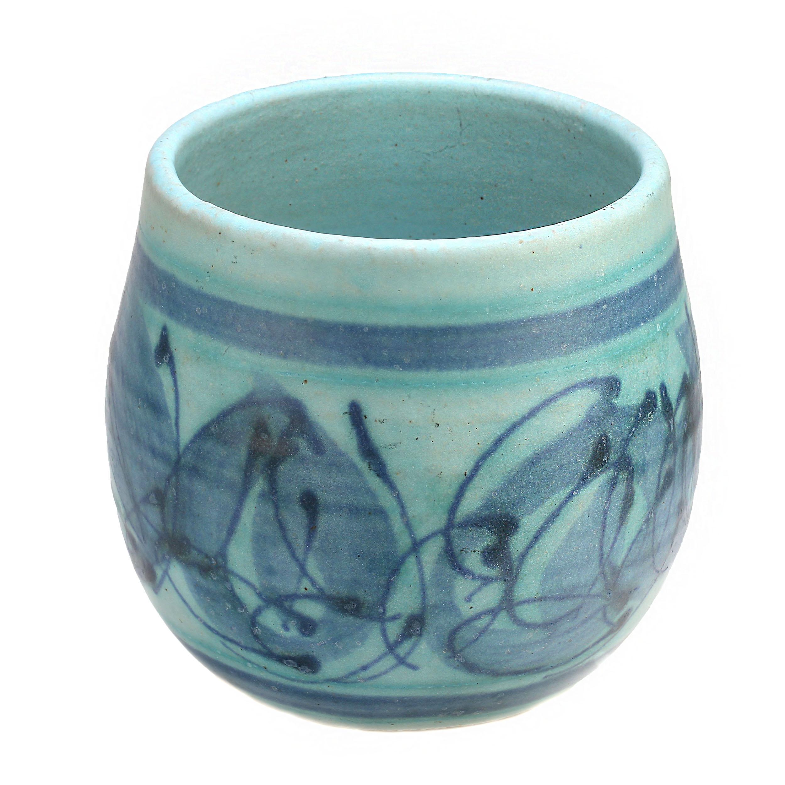 JT Abernathy Tazón icónico de esmalte azul
Esta impresionante pieza de JT Abernathy es un bello ejemplo de la artesanía moderna de mediados de siglo, y muestra el esmalte azul característico del artista, que combina tonos vibrantes y una estética