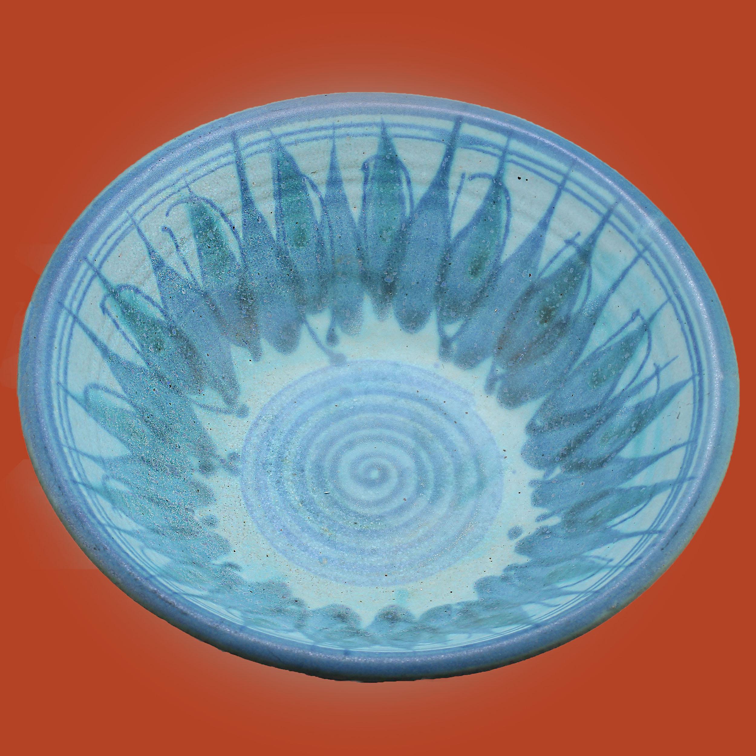 JT Abernathy Tazón icónico de esmalte azul
Esta impresionante pieza de JT Abernathy es un bello ejemplo de la artesanía moderna de mediados de siglo, y muestra el esmalte azul característico del artista, que combina tonos vibrantes y una estética
