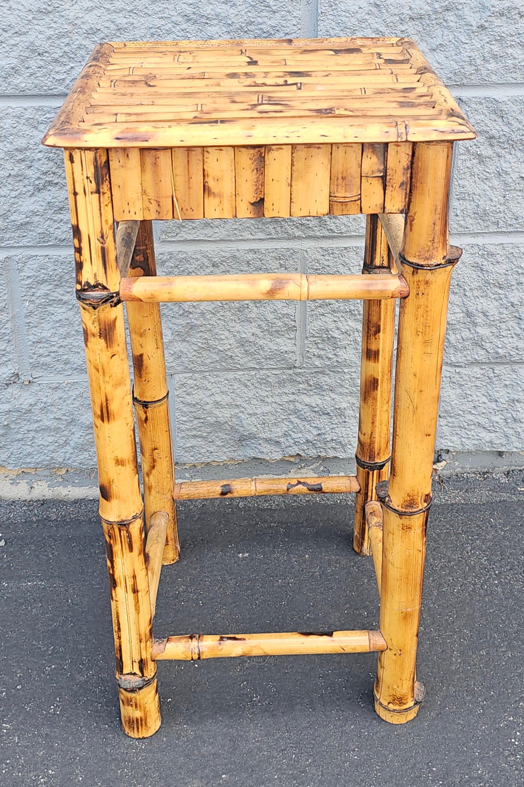 Table d'appoint en bambou et roseau fendu du milieu du 20e siècle, support de plantes à piédestal.
Mesure 14,25