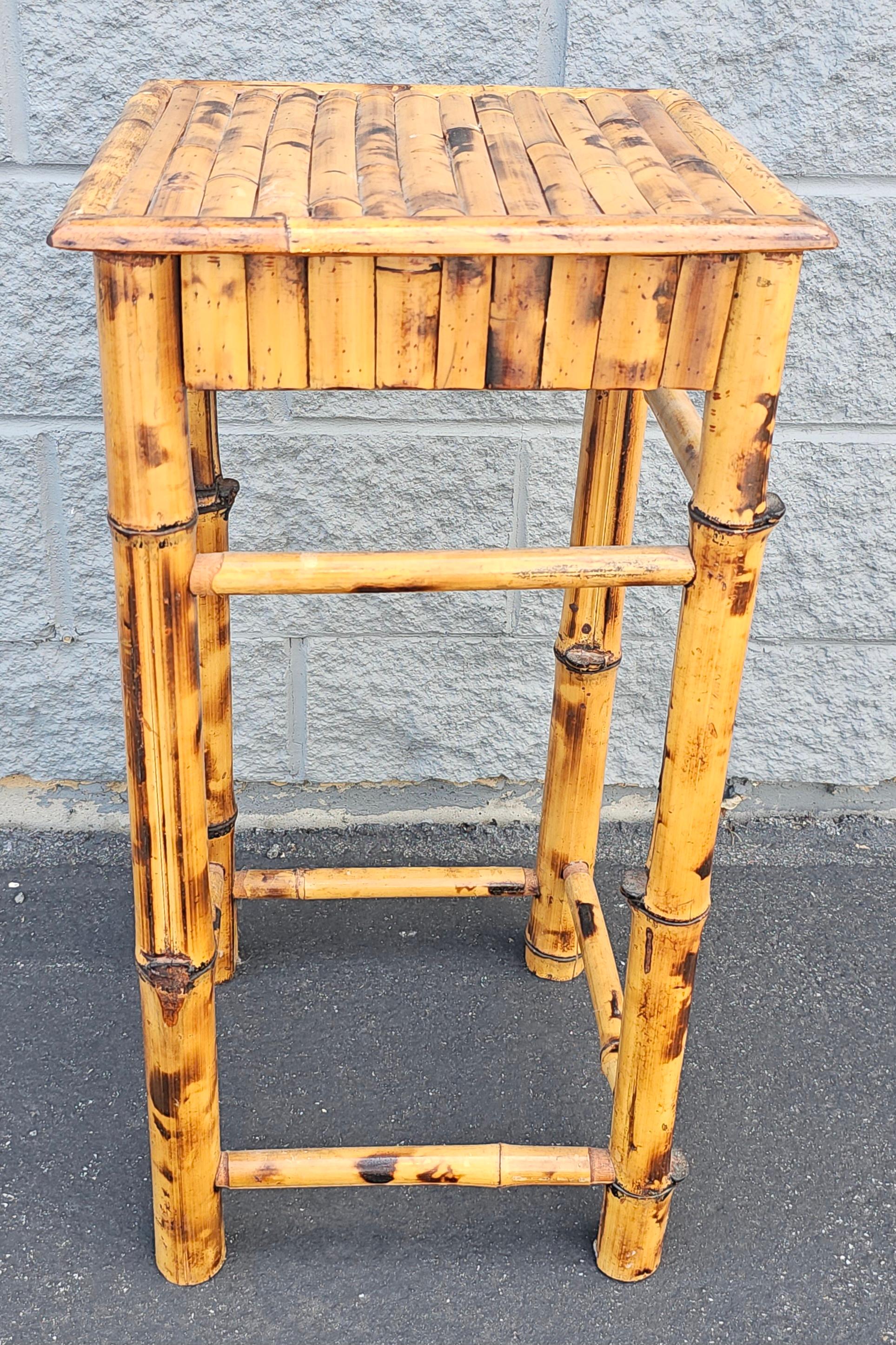 Mid-Century Modern Table d'appoint en bambou et roseau fendu du milieu du 20e siècle The Pedestal Plant Stand en vente