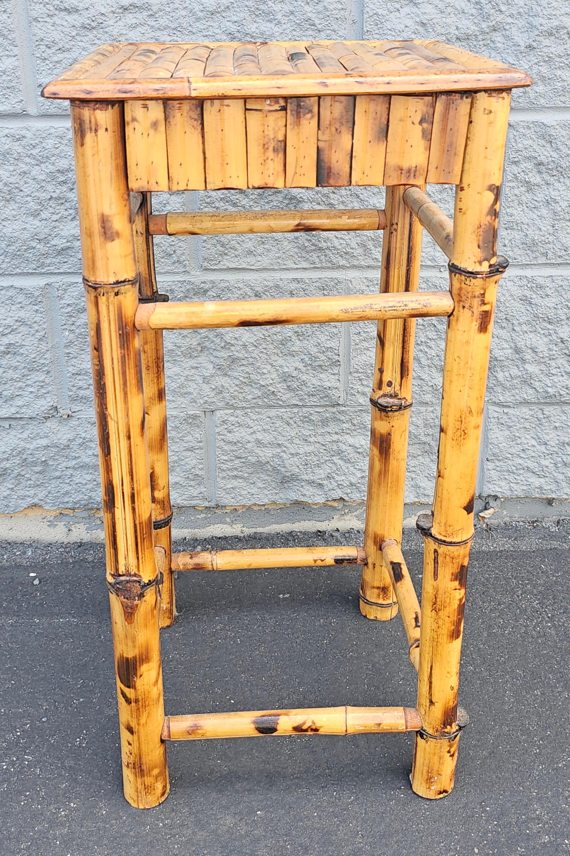 Inconnu Table d'appoint en bambou et roseau fendu du milieu du 20e siècle The Pedestal Plant Stand en vente