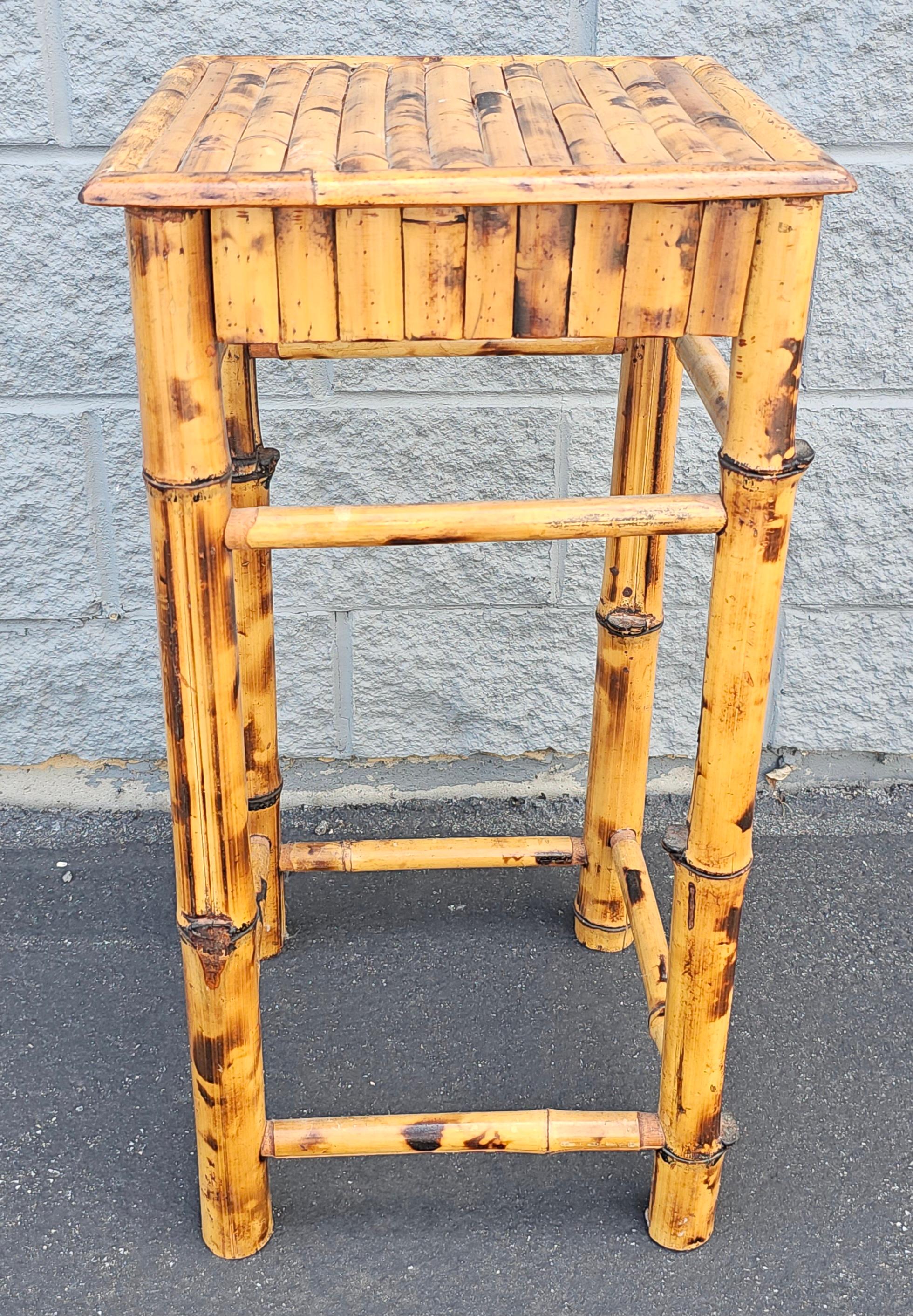 Fait main Table d'appoint en bambou et roseau fendu du milieu du 20e siècle The Pedestal Plant Stand en vente