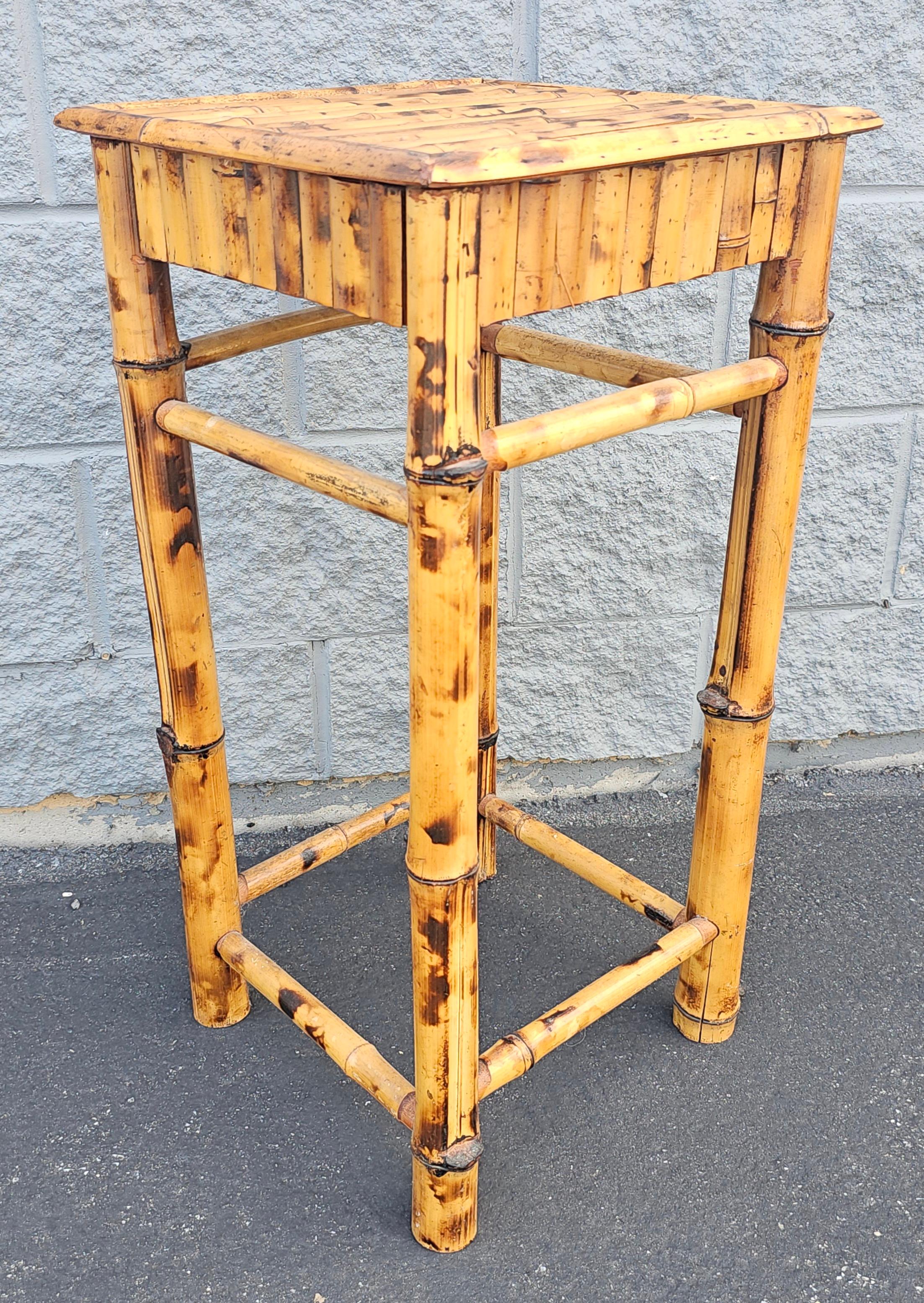 Table d'appoint en bambou et roseau fendu du milieu du 20e siècle The Pedestal Plant Stand Bon état - En vente à Germantown, MD