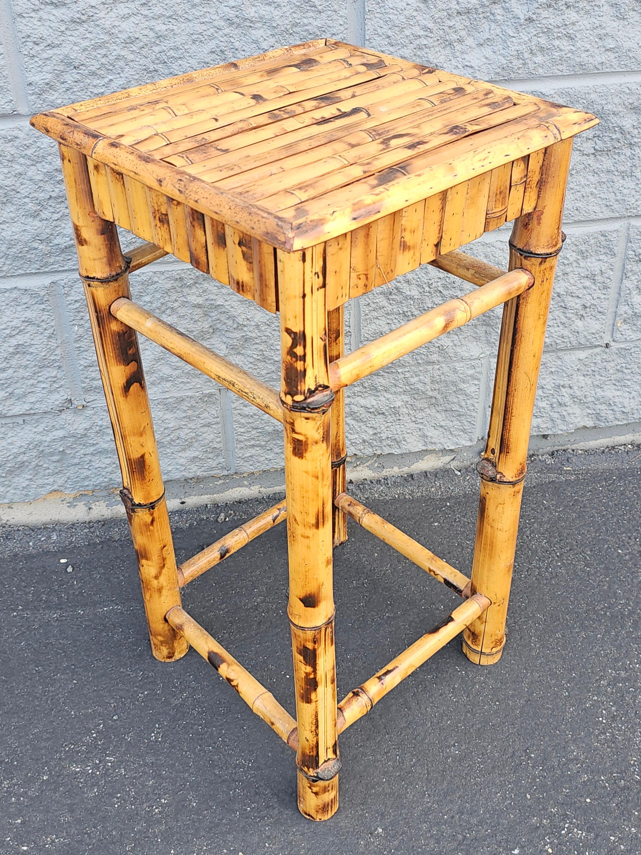20ième siècle Table d'appoint en bambou et roseau fendu du milieu du 20e siècle The Pedestal Plant Stand en vente