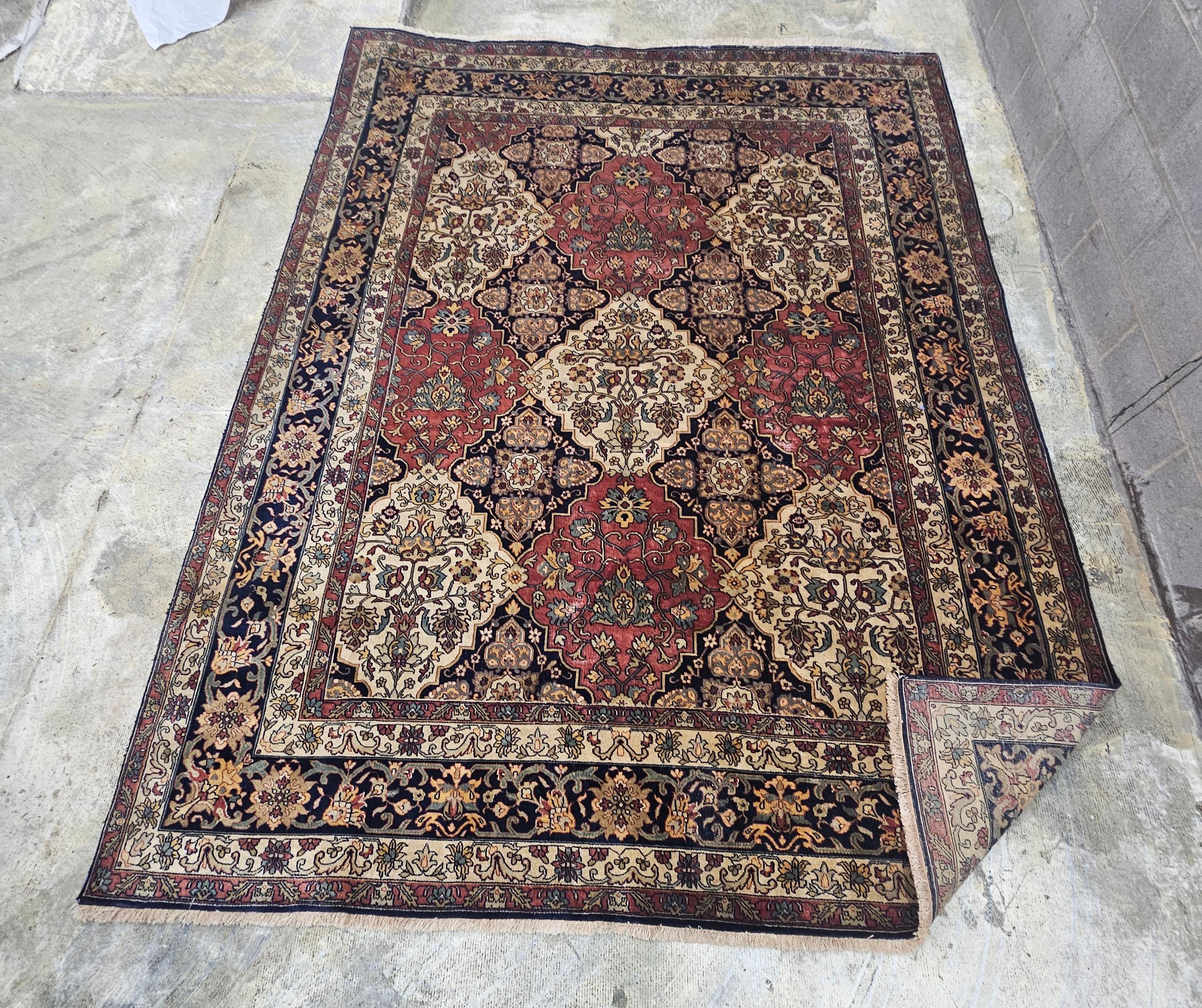 Ein Kermanshah-Teppich aus der Mitte des 20. Jahrhunderts mit kurzen Fransen aus dem Iran. Ganze Wolle 60/30 Lagen. 96