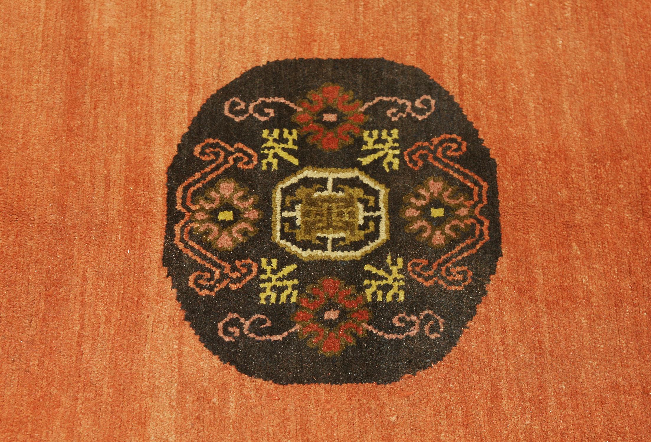 Dies ist eine semi-antike Khotan Teppich gewebt in Ost-Turkestan in der Mitte des 20. Jahrhunderts ca. 1950 - 1970er Jahren und misst 302 x 210 CM in der Größe. Es handelt sich um ein extragroßes Exemplar, das äußerst selten zu finden ist, da die