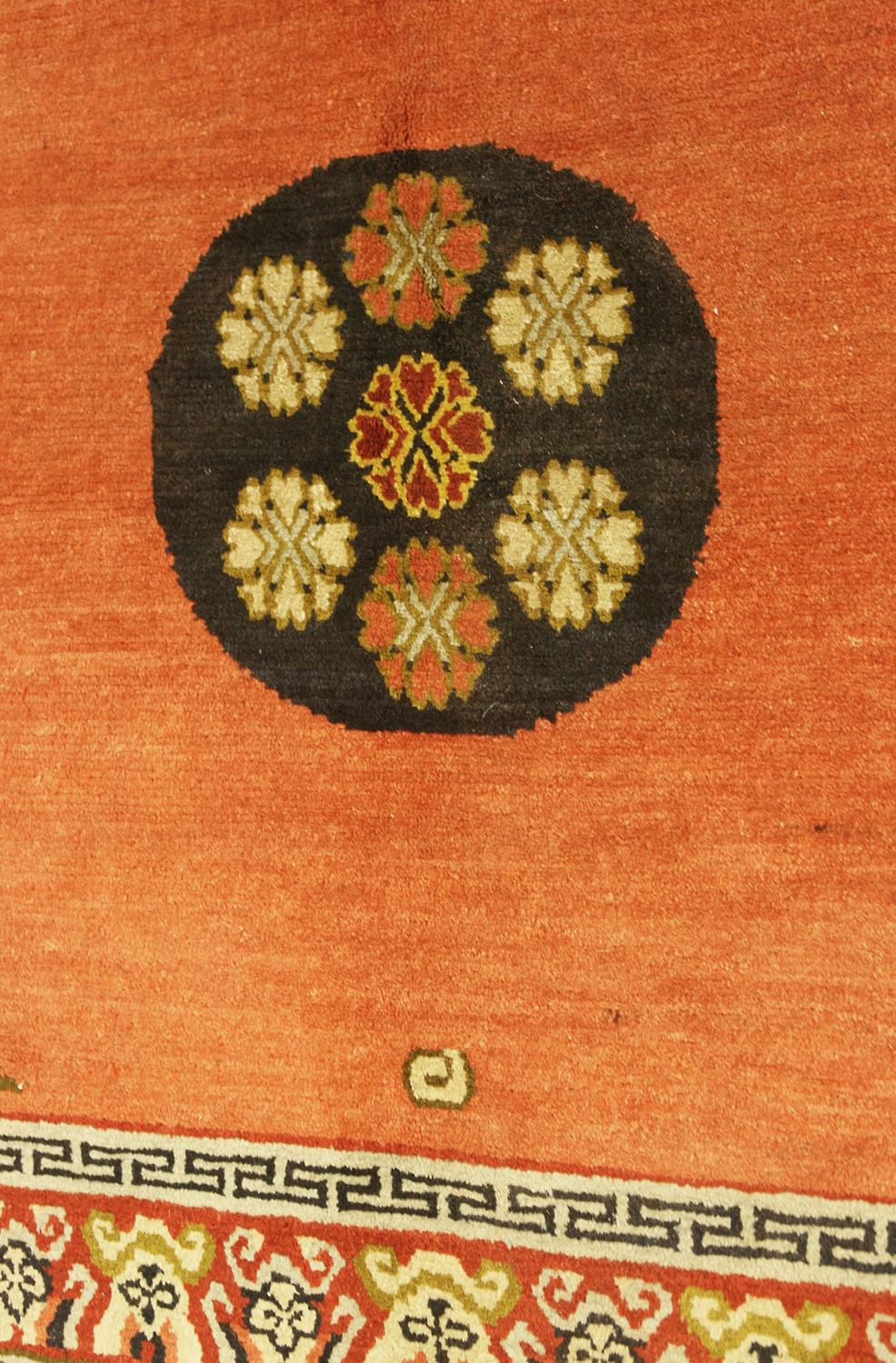 Hellroter Teppich mit Khotan- Wolkenmotiven aus der Mitte des 20. Jahrhunderts (Sonstiges) im Angebot