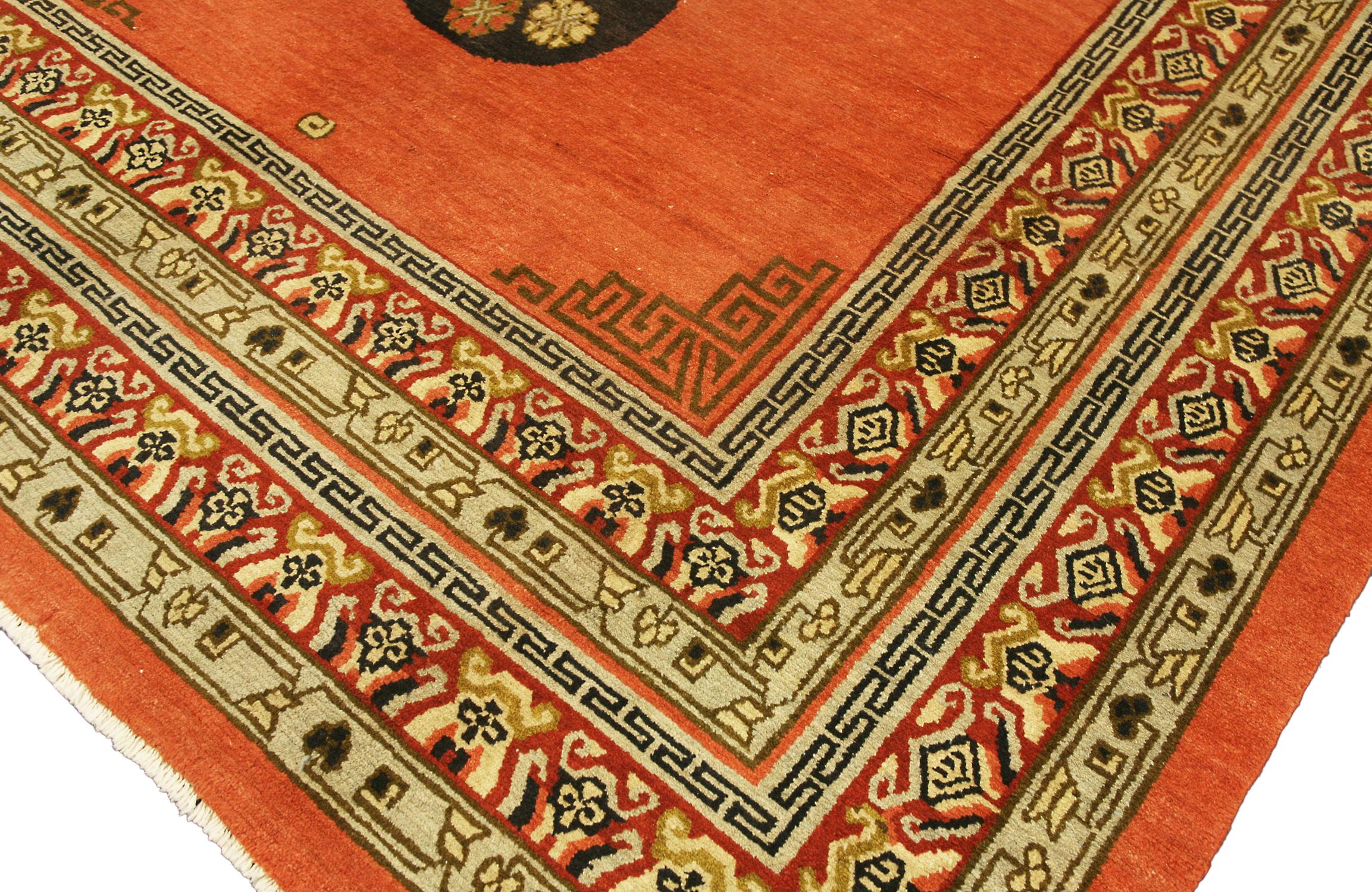 Hellroter Teppich mit Khotan- Wolkenmotiven aus der Mitte des 20. Jahrhunderts (Ostturkestanisch) im Angebot