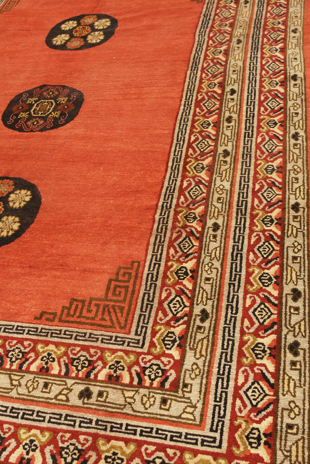 Hellroter Teppich mit Khotan- Wolkenmotiven aus der Mitte des 20. Jahrhunderts (Handgeknüpft) im Angebot