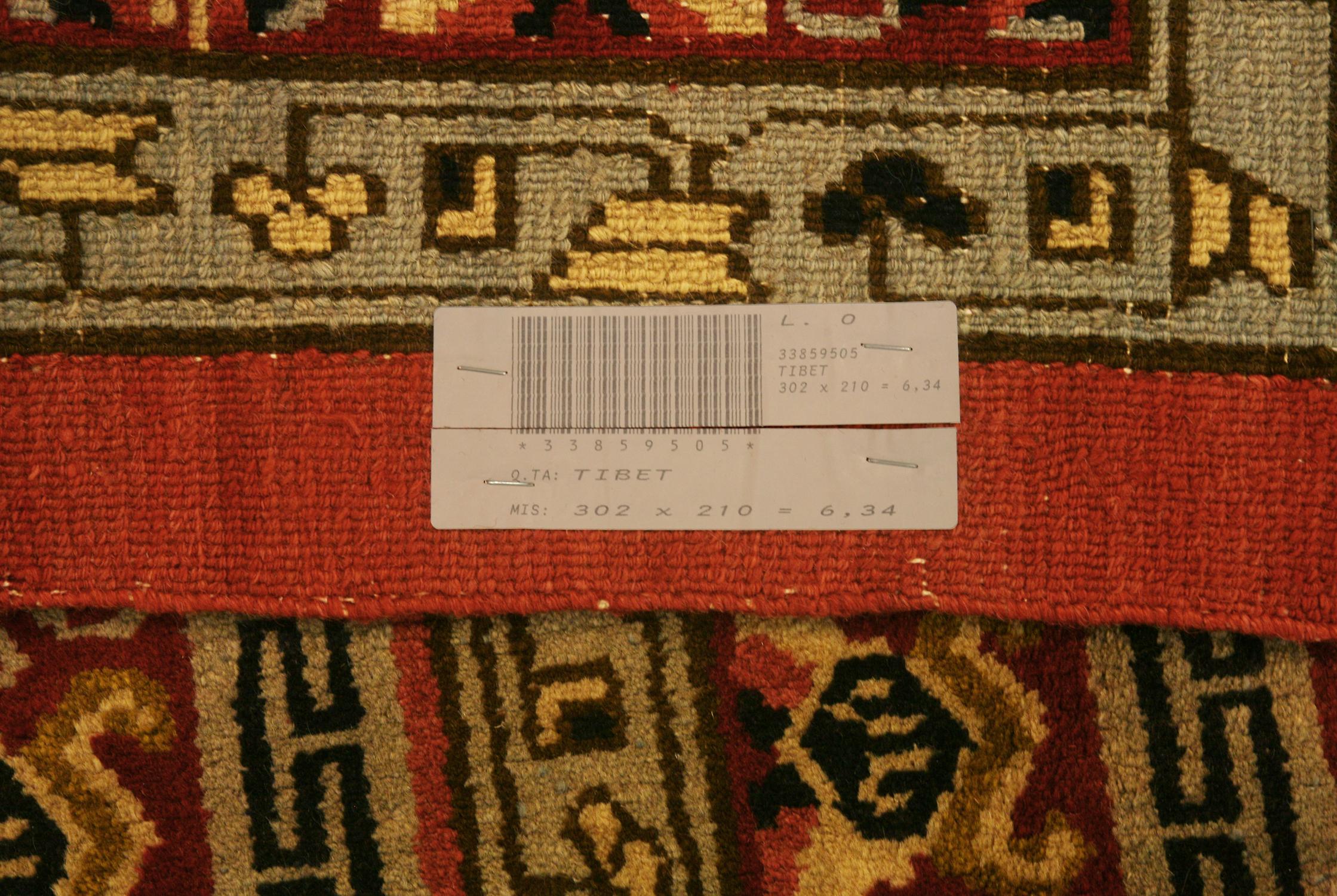 Mid-20th Century Khotan Cloud Motifs Light Red Carpet In Good Condition For Sale In Ferrara, IT