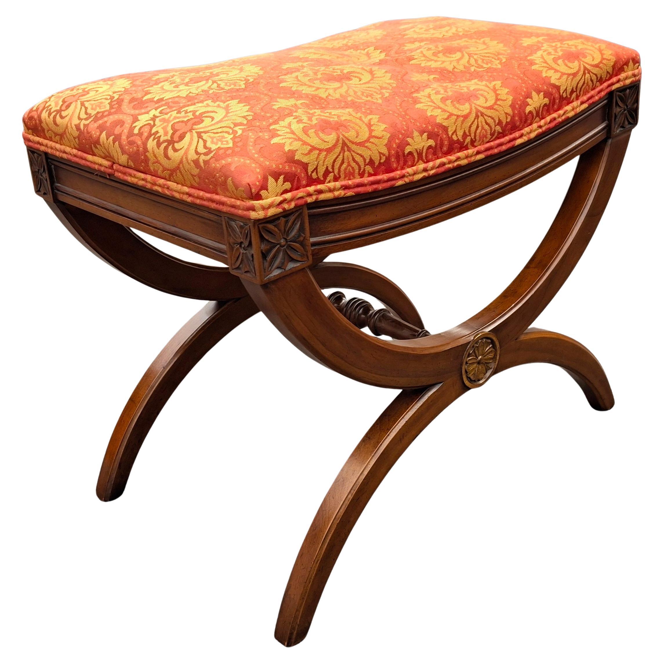 Panchina in noce e curule imbottiti di Kindel Furniture della metà del XX secolo. Rifinito. Comodo sedile in schiuma a cellule aperte asciutto e veloce 
Misura 22