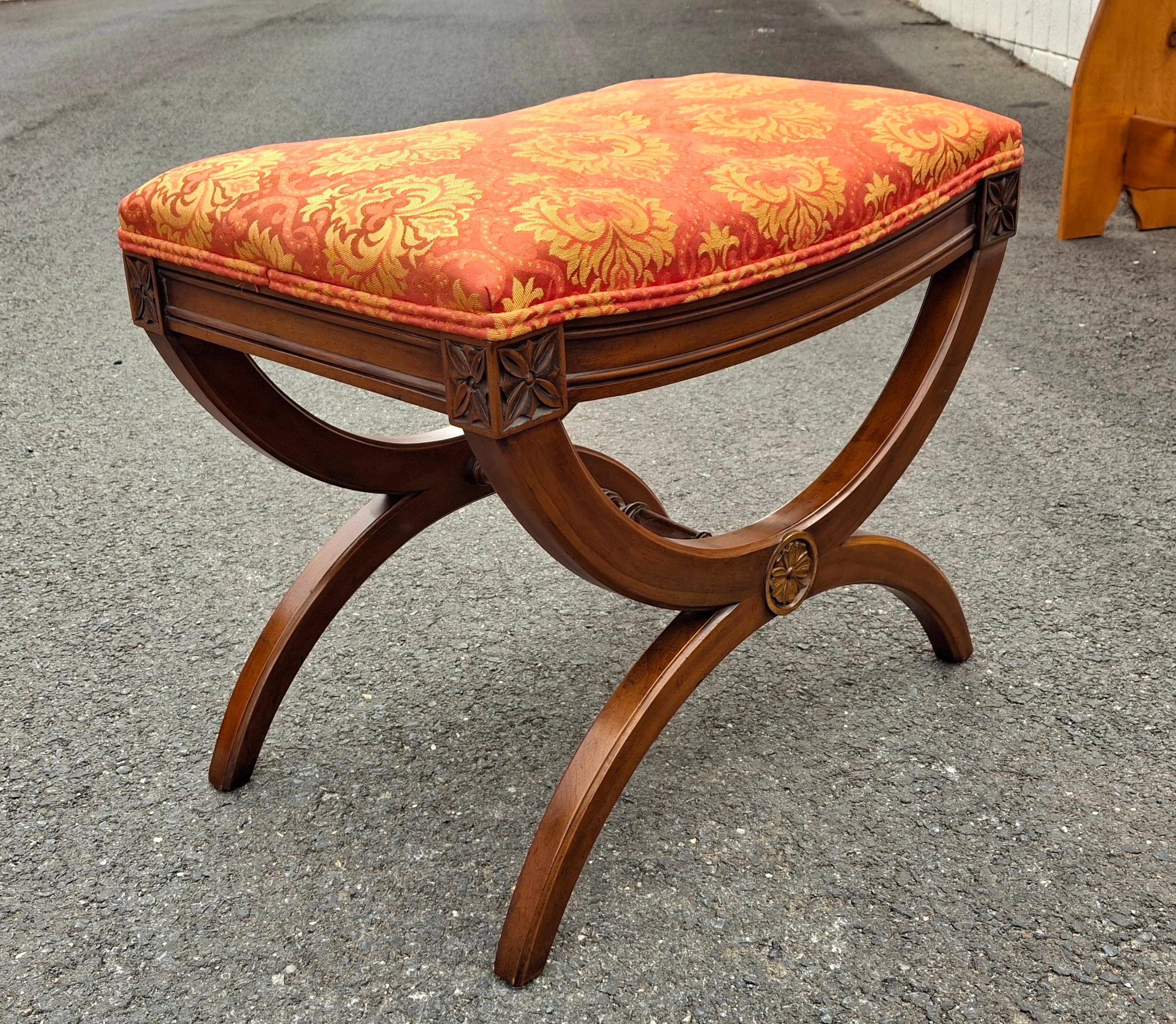 Mid-Century moderno Panchina in noce e curule imbottito della metà del XX secolo di Kindel Furniture in vendita