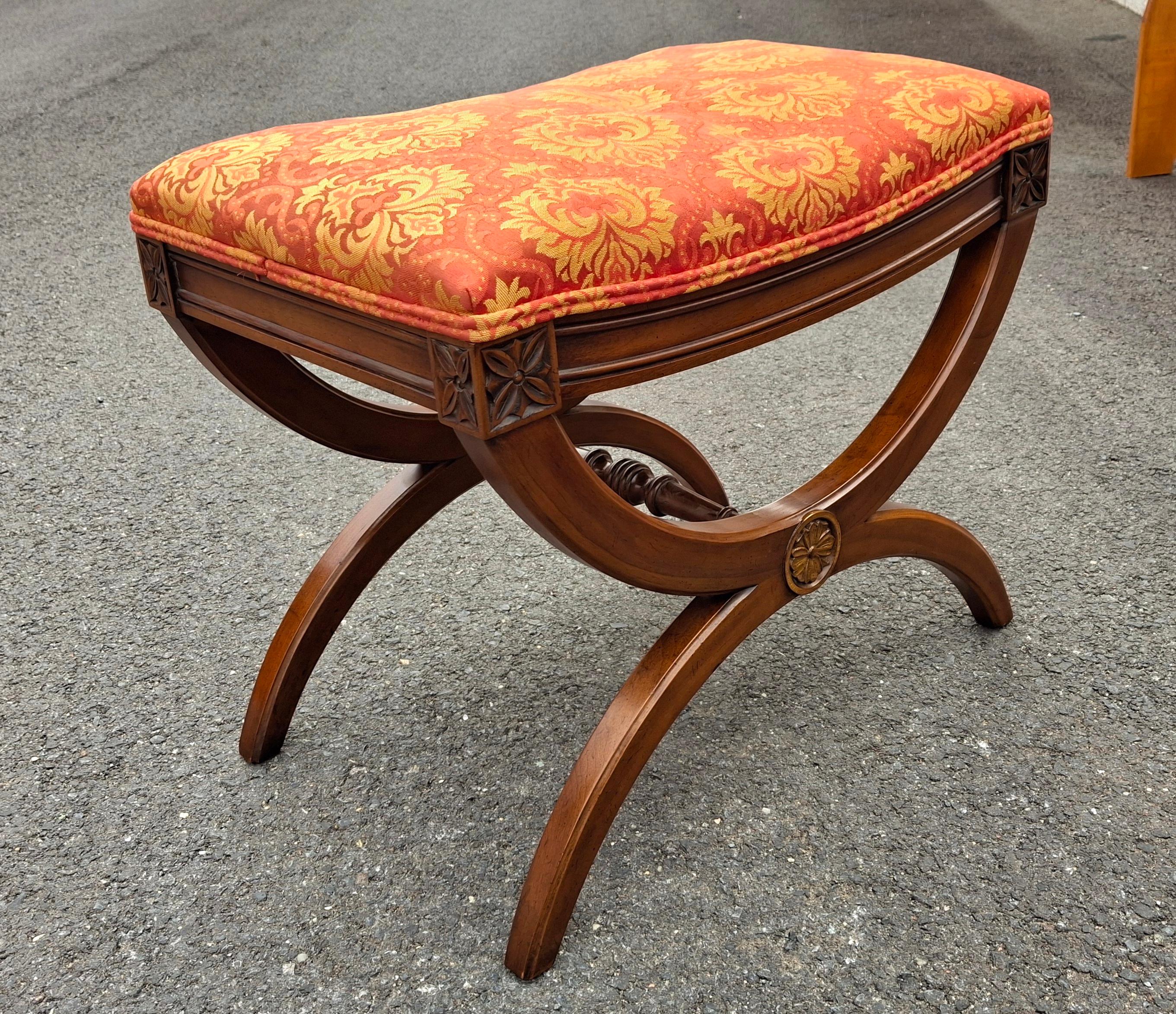 Americano Panchina in noce e curule imbottito della metà del XX secolo di Kindel Furniture in vendita