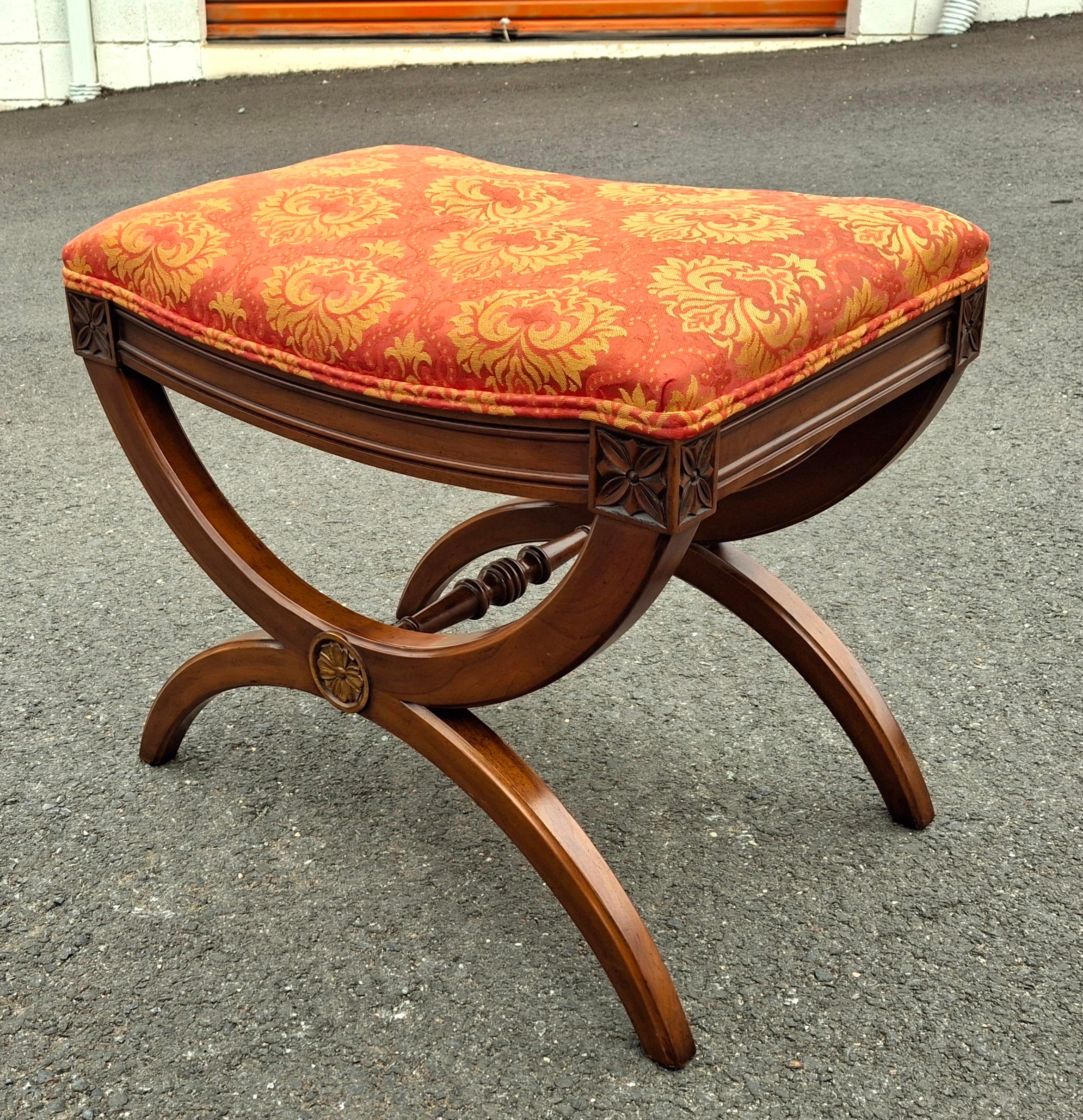 Mordenzato Panchina in noce e curule imbottito della metà del XX secolo di Kindel Furniture in vendita