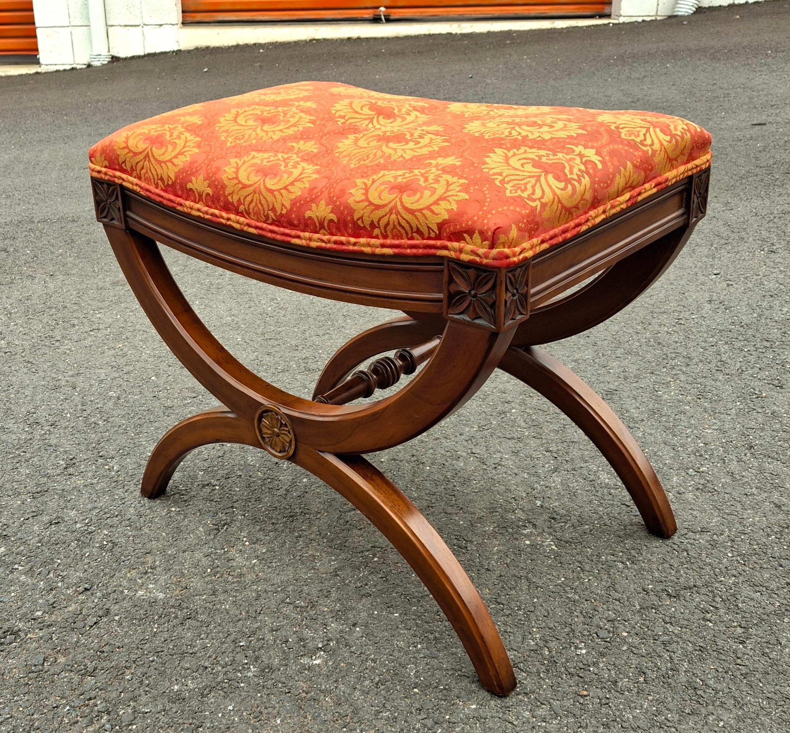 Panchina in noce e curule imbottito della metà del XX secolo di Kindel Furniture In condizioni buone in vendita a Germantown, MD