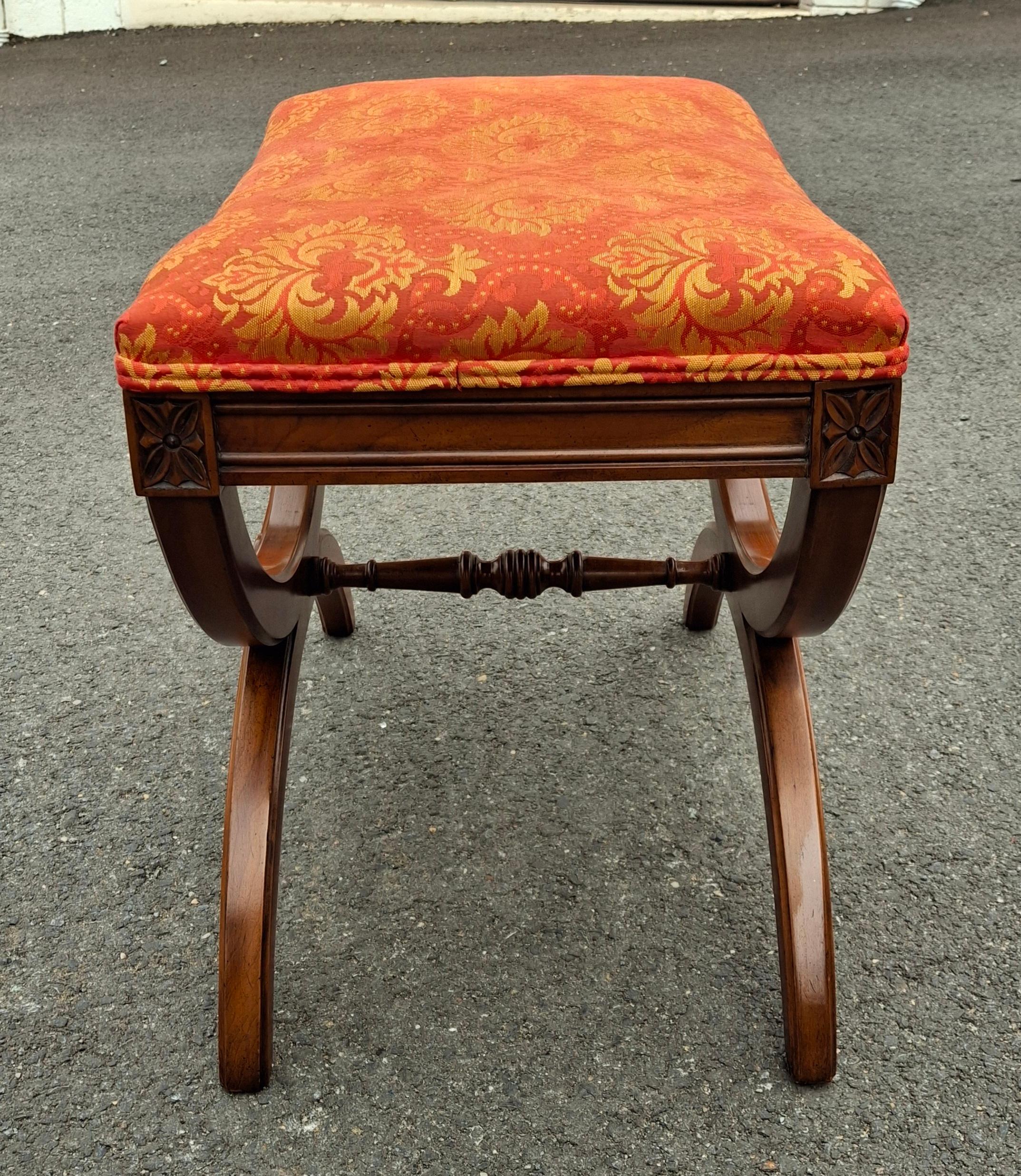 Tappezzeria Panchina in noce e curule imbottito della metà del XX secolo di Kindel Furniture in vendita