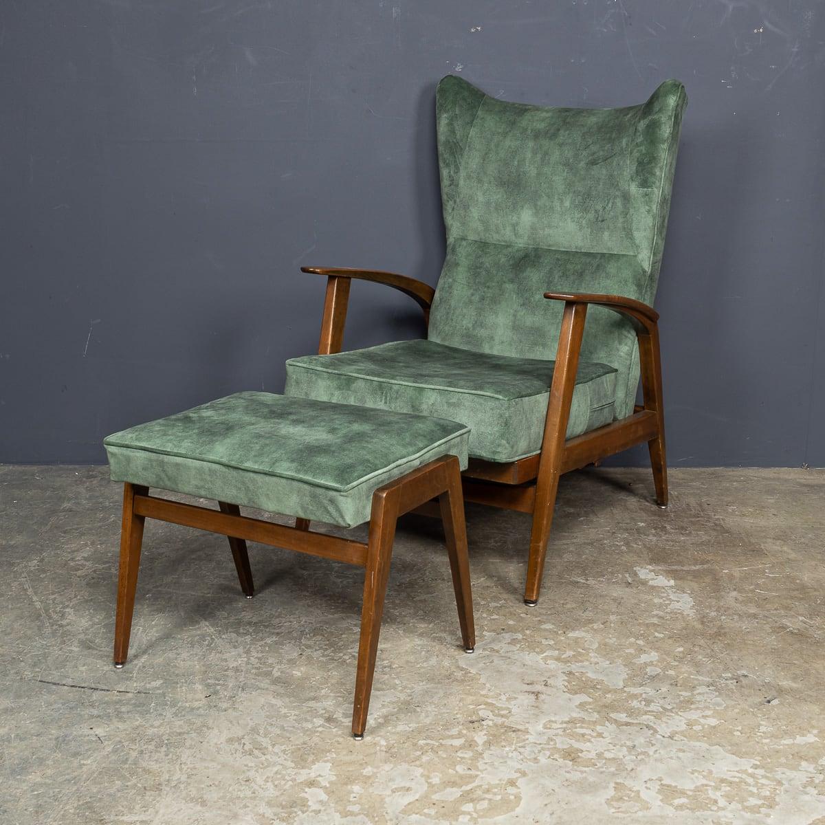 Fauteuil de repos Knoll du milieu du 20e siècle de la gamme Antimott du fabricant de meubles allemand, datant des années 1960. Cette chaise et ce pouf ont été retapissés dans un doux tissu vert sauge, mettant en valeur l'élégant cadre en