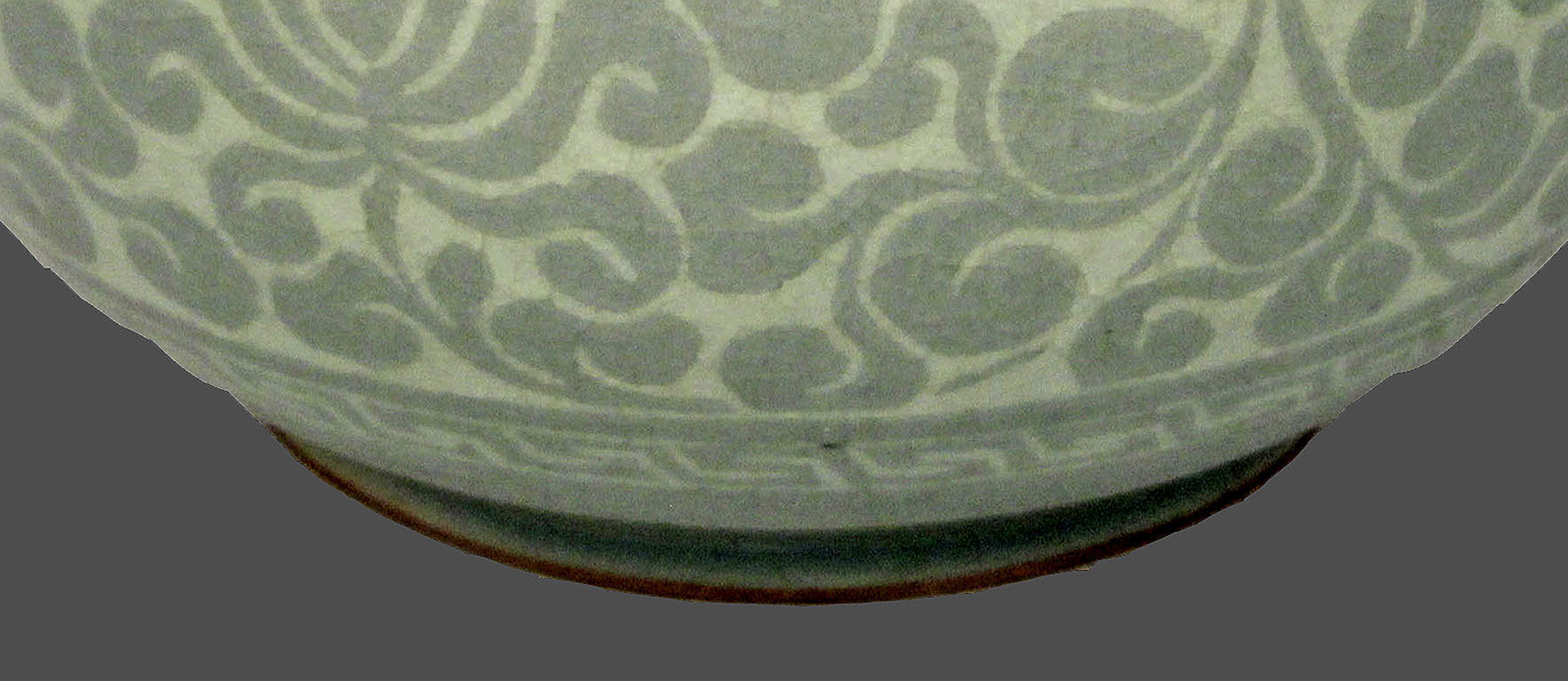 Sud-coréen Vase en céramique céladon du milieu du 20e siècle, fabriqué à la main en Corée, avec décor de lotus en vente