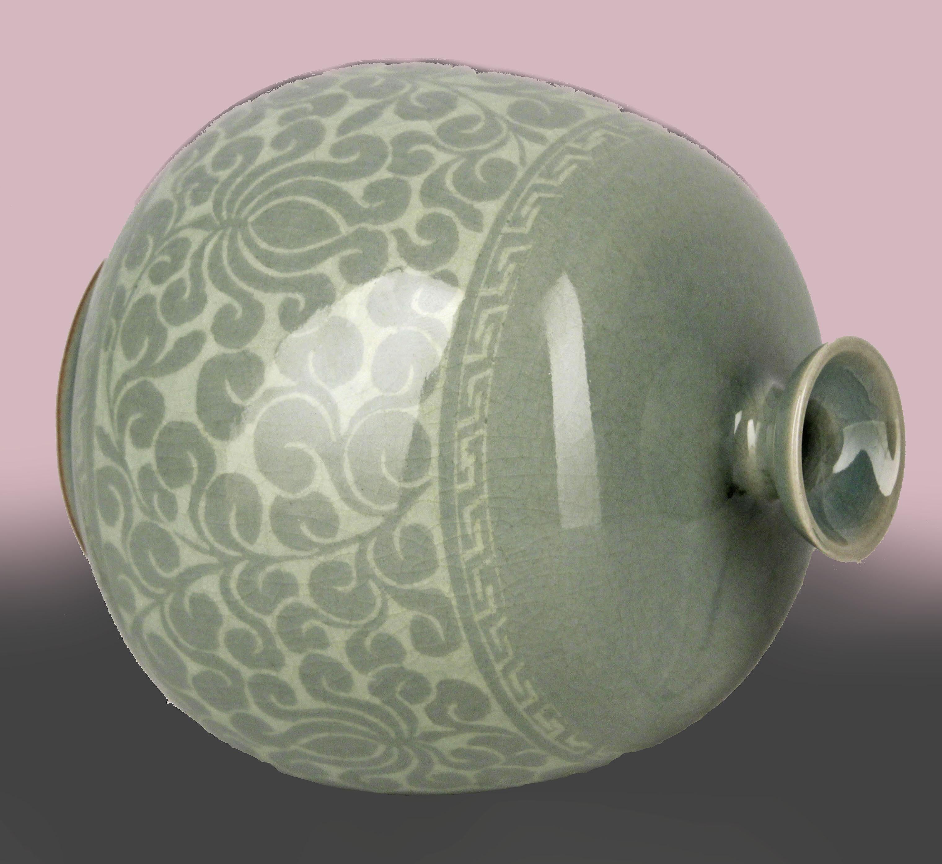 Koreanische handgefertigte Celadon-Vase aus Keramik aus der Mitte des 20. Jahrhunderts mit Lotusdekoration (Emailliert) im Angebot
