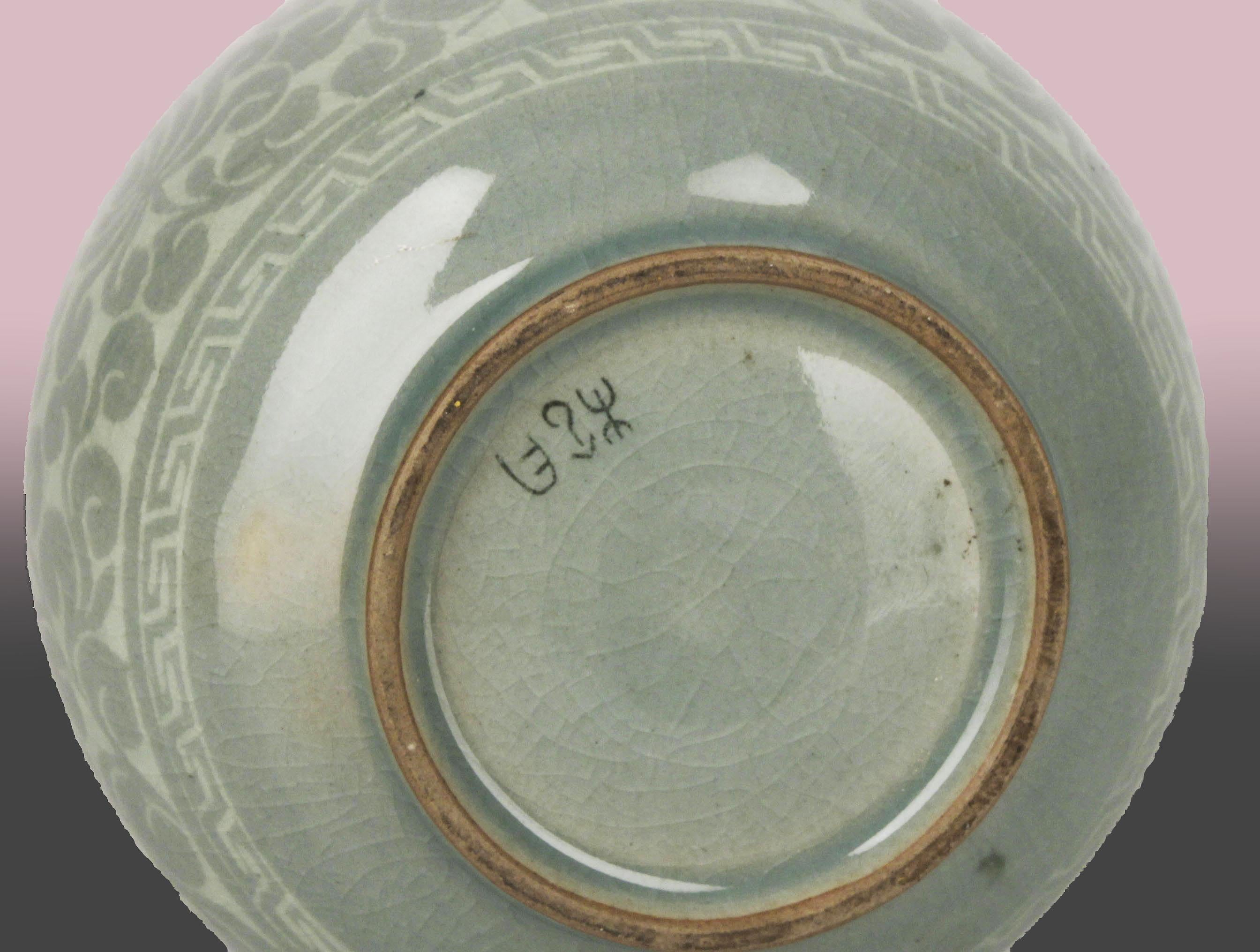 Koreanische handgefertigte Celadon-Vase aus Keramik aus der Mitte des 20. Jahrhunderts mit Lotusdekoration im Zustand „Gut“ im Angebot in North Miami, FL