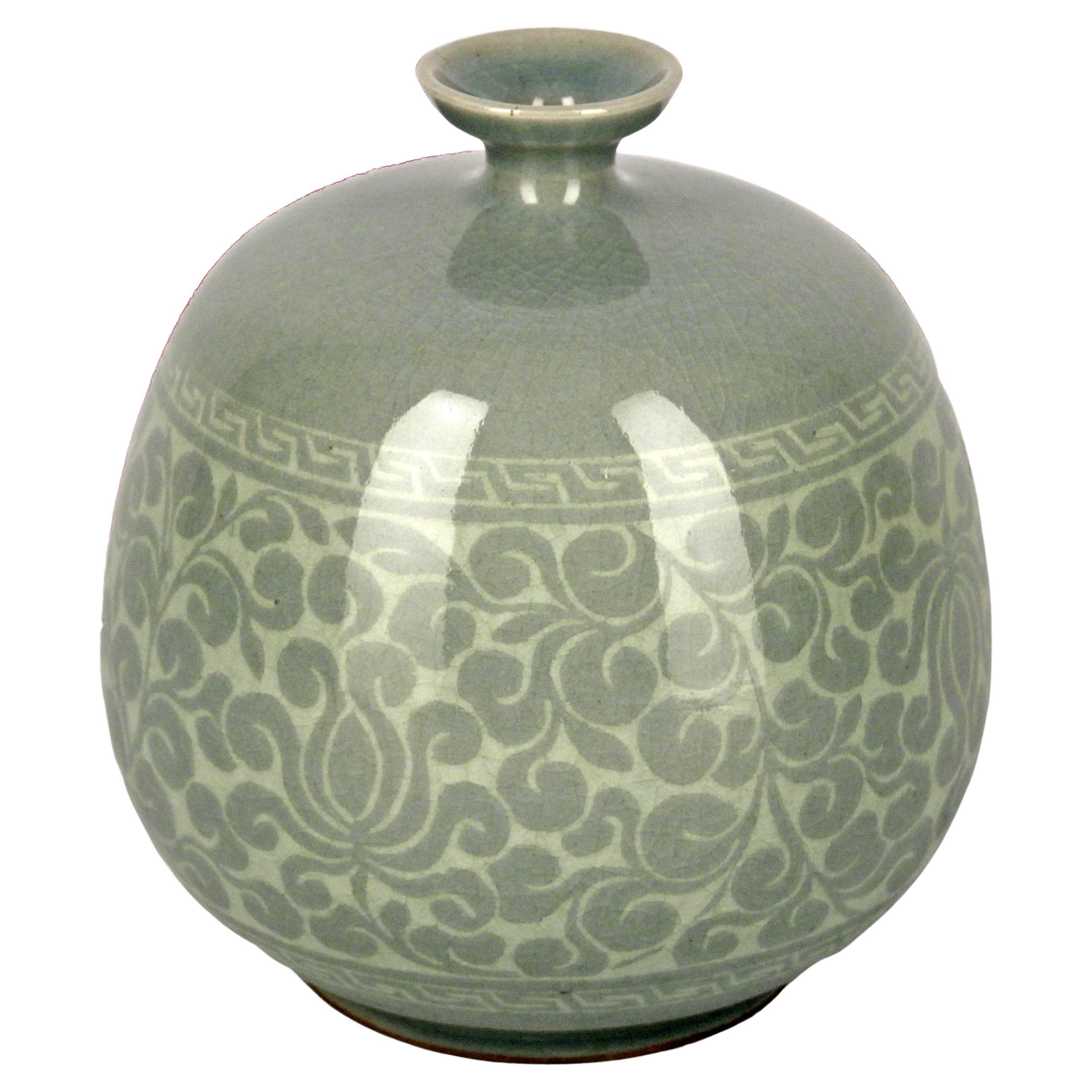 Vaso in ceramica celadon artigianale coreano della metà del XX secolo con decorazione a loto