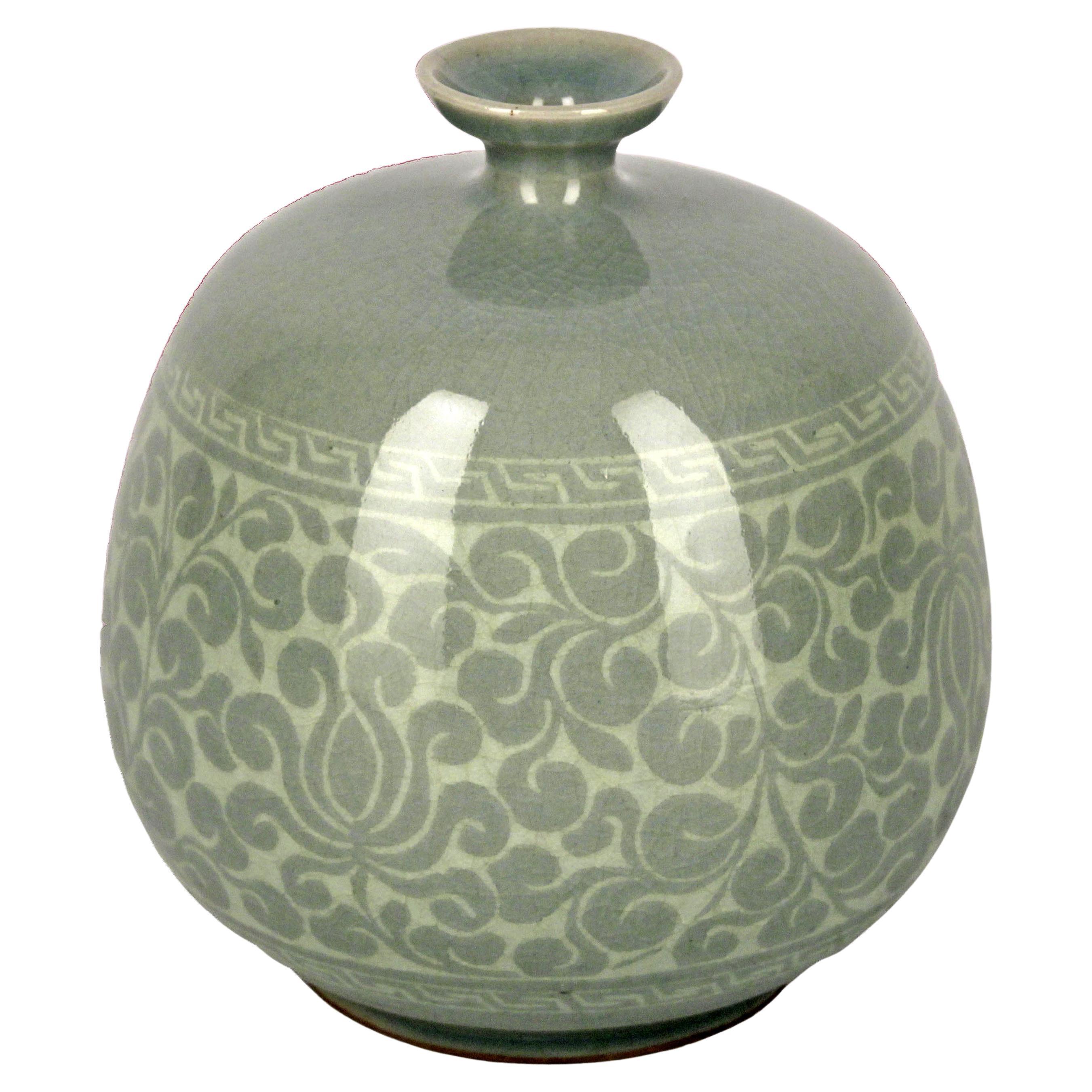 Koreanische handgefertigte Celadon-Vase aus Keramik aus der Mitte des 20. Jahrhunderts mit Lotusdekoration im Angebot